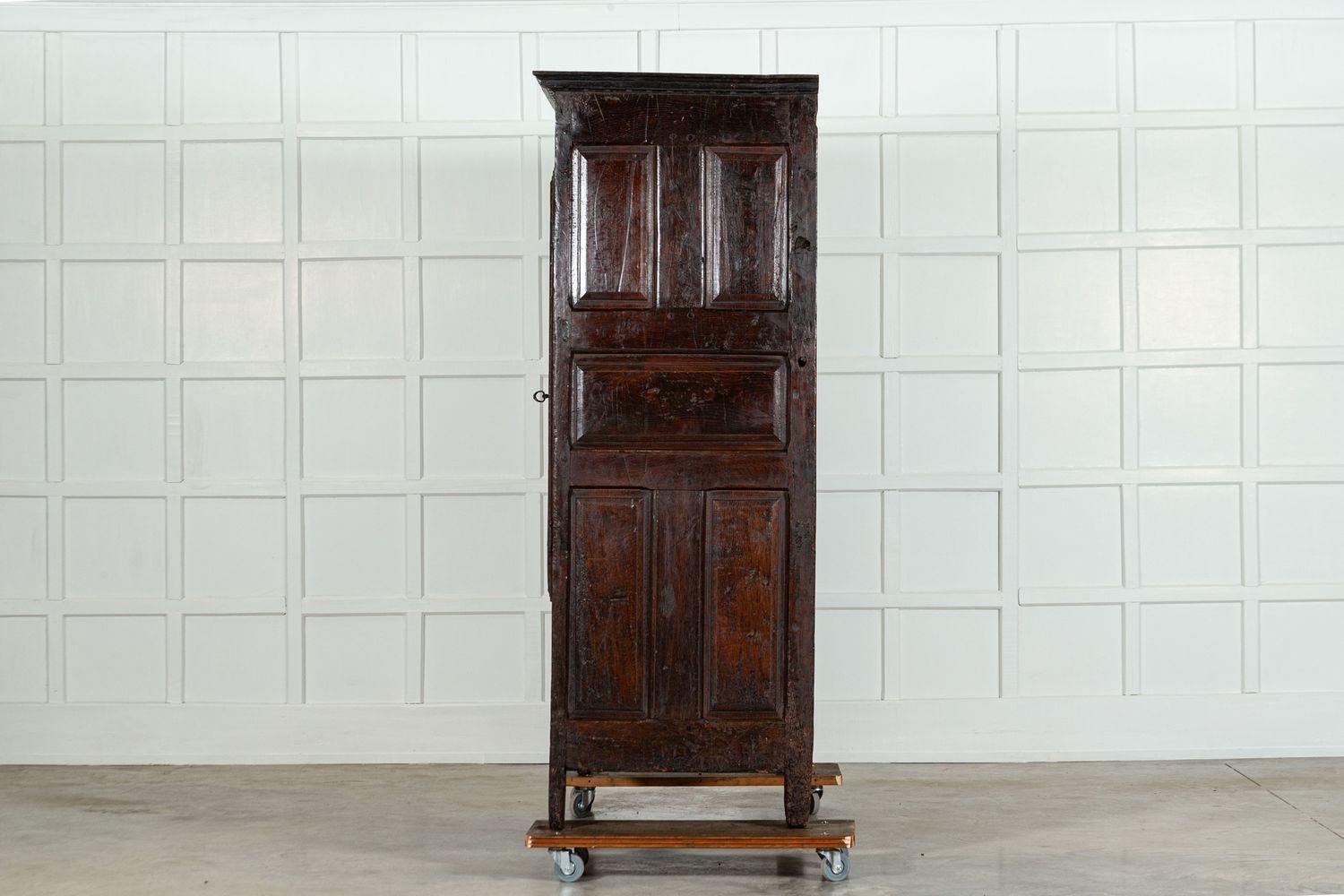 Armoire in Oak francese dell'inizio del XVIII secolo in vendita 3