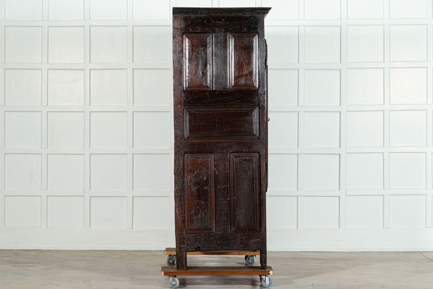 Armoire in Oak francese dell'inizio del XVIII secolo in vendita 4