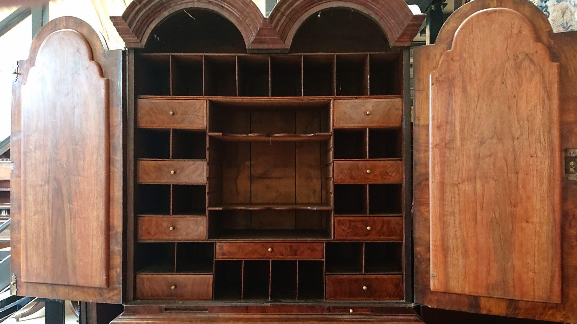 Early 18thC George I period Antique Walnut Secretary Secretaire Bureau Bookcase In Fair Condition For Sale In Gloucestershire, GB