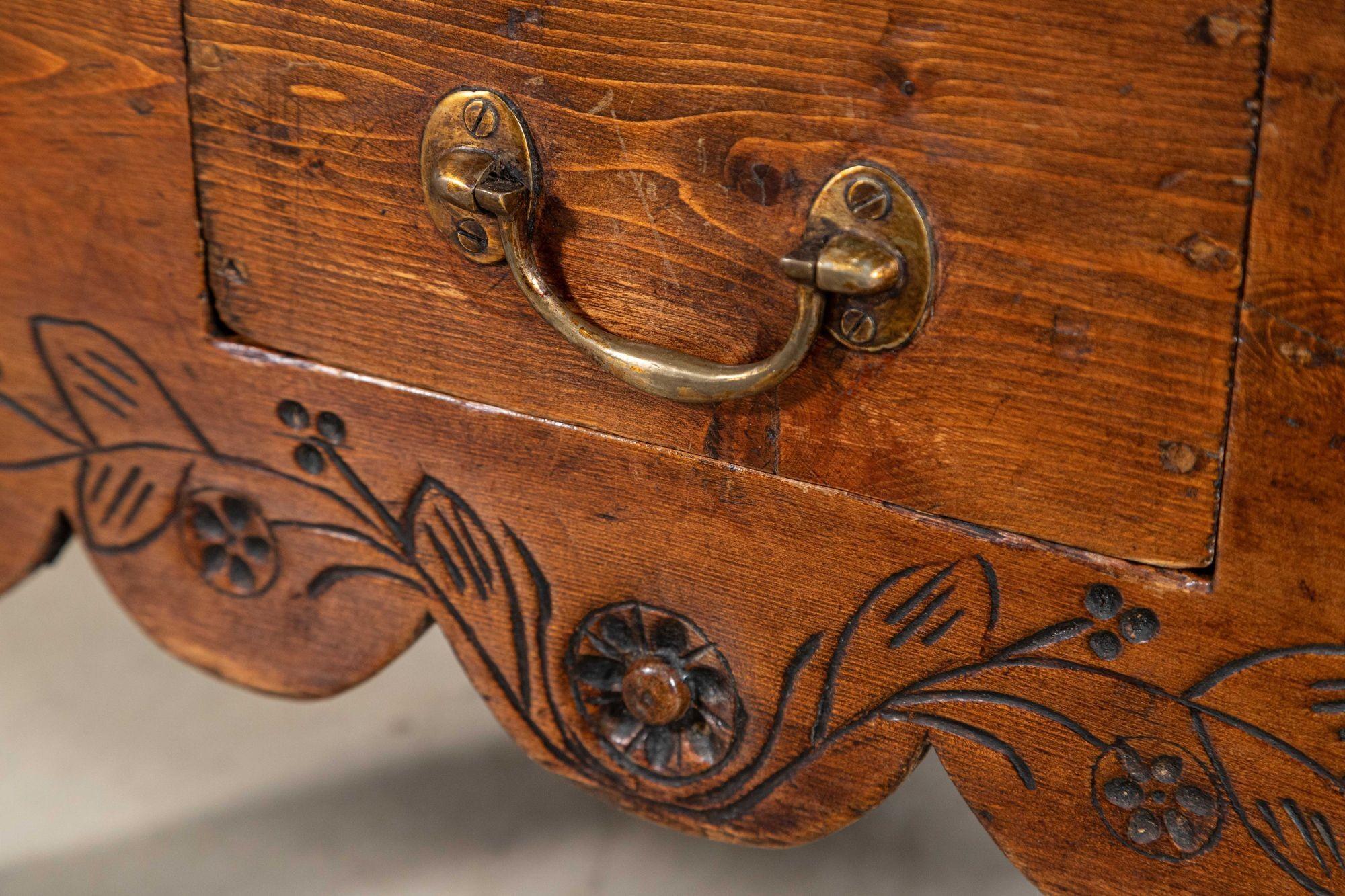 Silla de cordero tallada en roble y pino de principios del siglo XVIII en venta 6