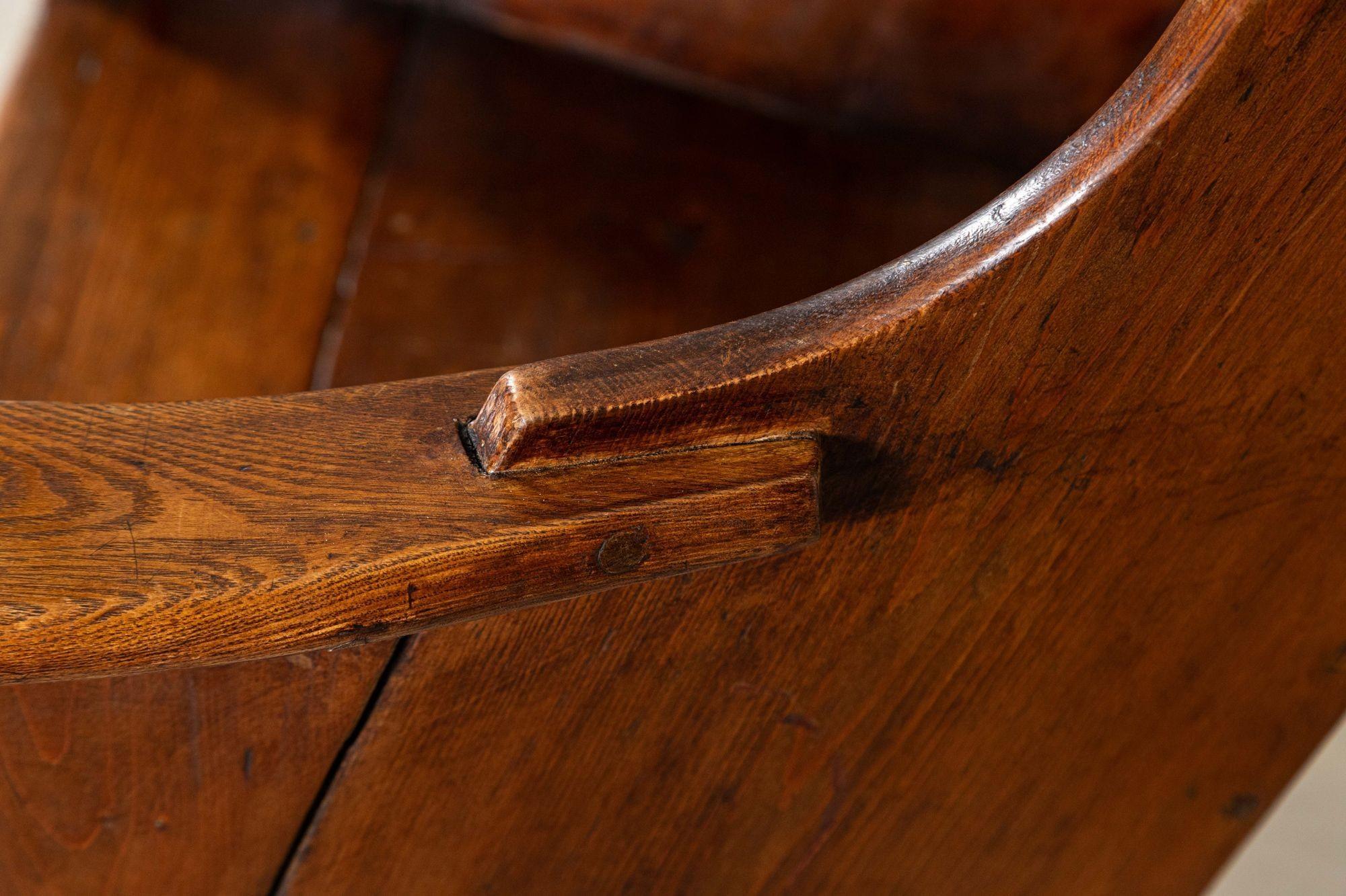 Silla de cordero tallada en roble y pino de principios del siglo XVIII en venta 8