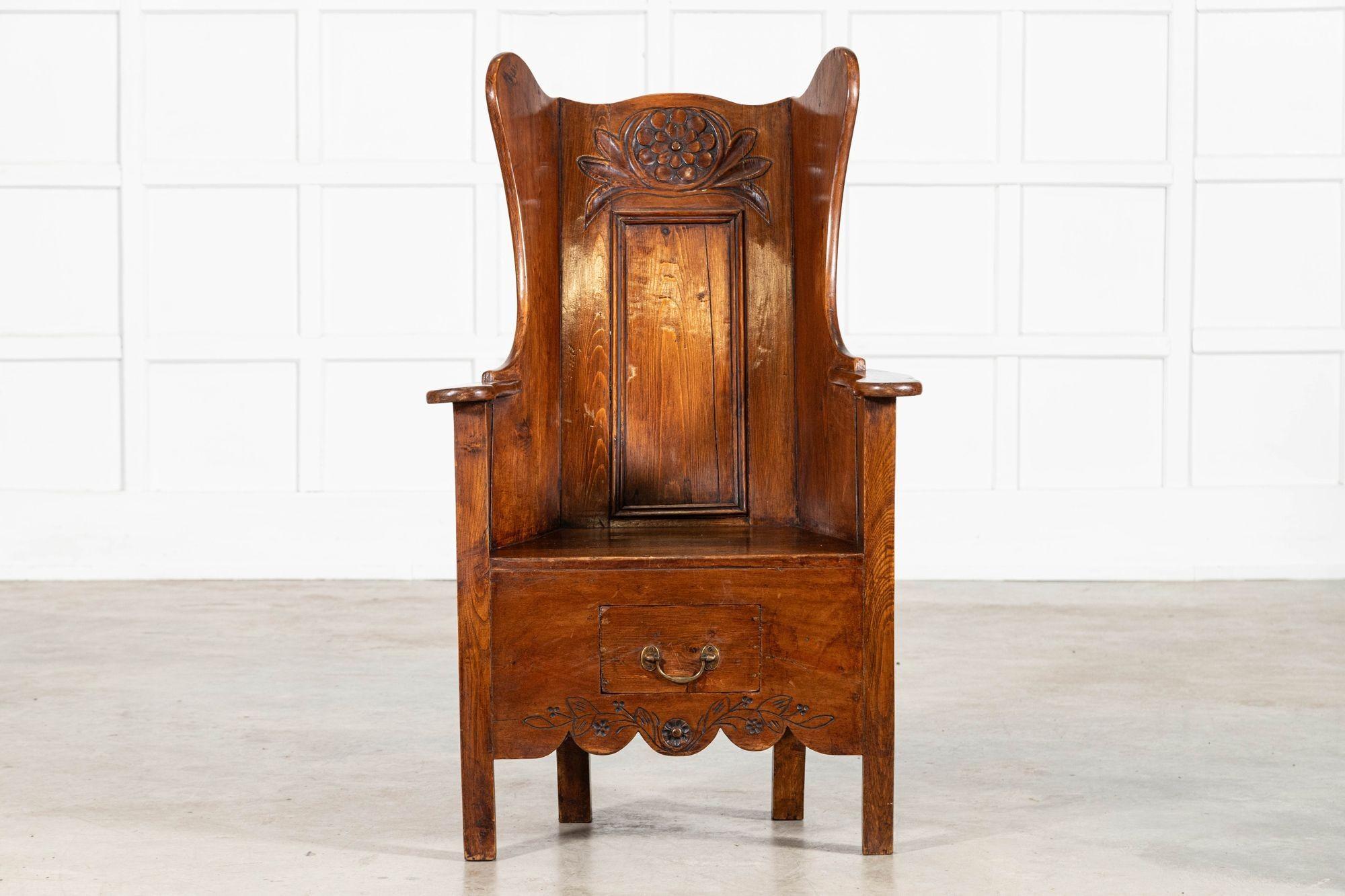 hacia 1730
Silla de cordero tallada en roble y pino de principios del siglo XVIII
sku 2091
W71.5 x D58 x H119 cm
Altura del asiento 44 cm
Peso 12 Kg