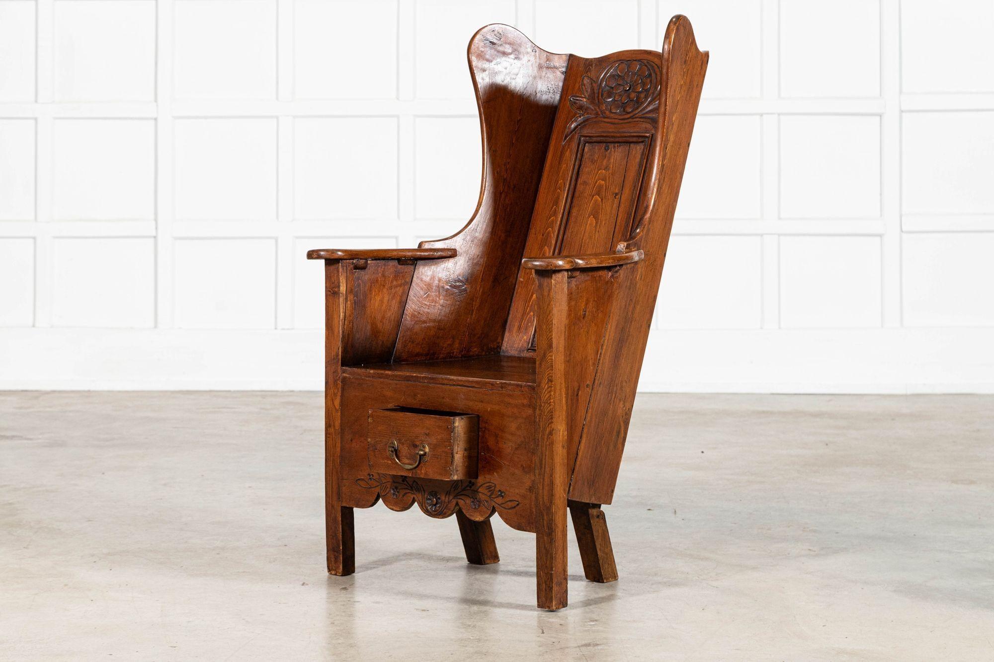 Silla de cordero tallada en roble y pino de principios del siglo XVIII Roble en venta