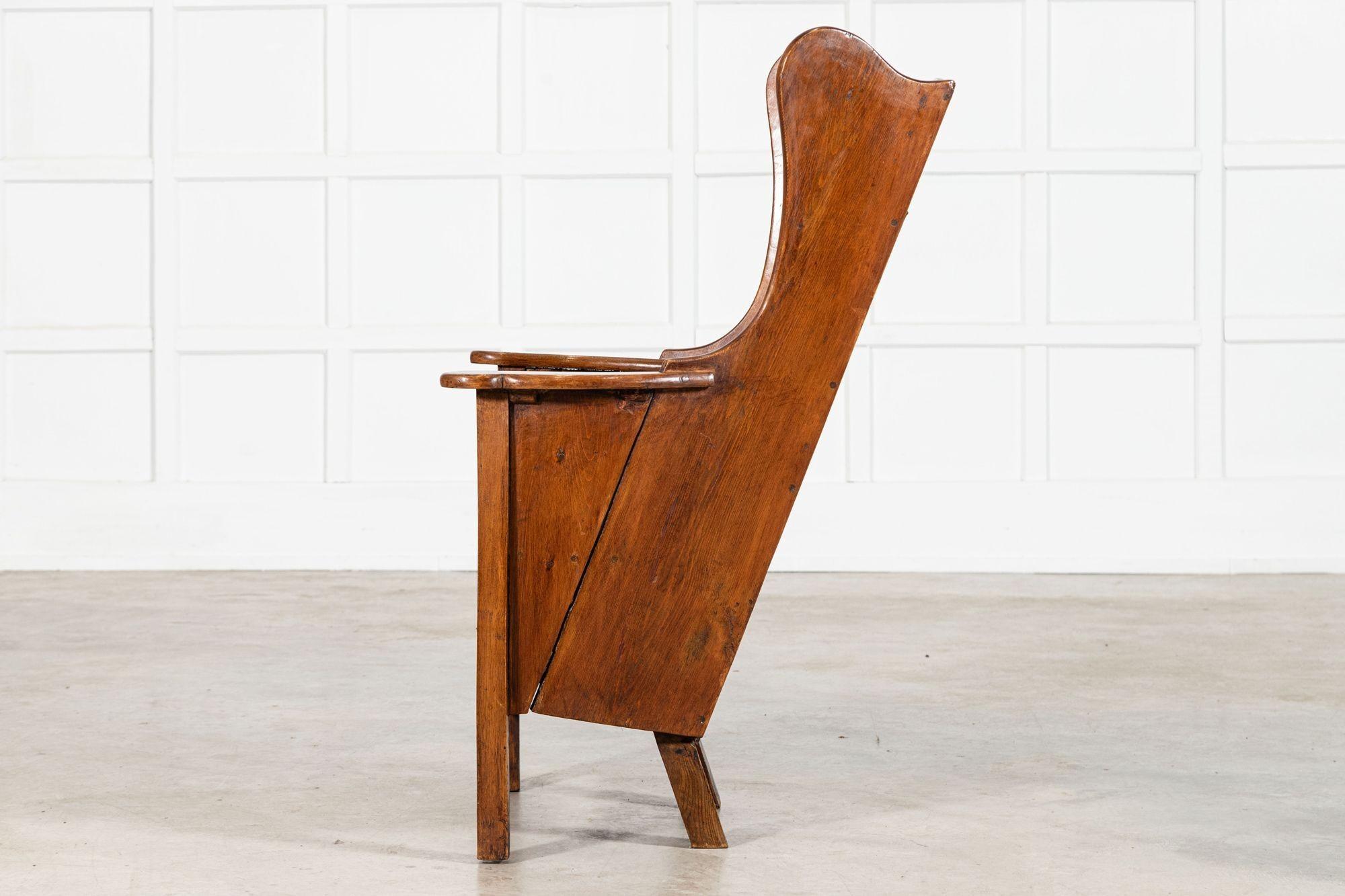 Silla de cordero tallada en roble y pino de principios del siglo XVIII en venta 1