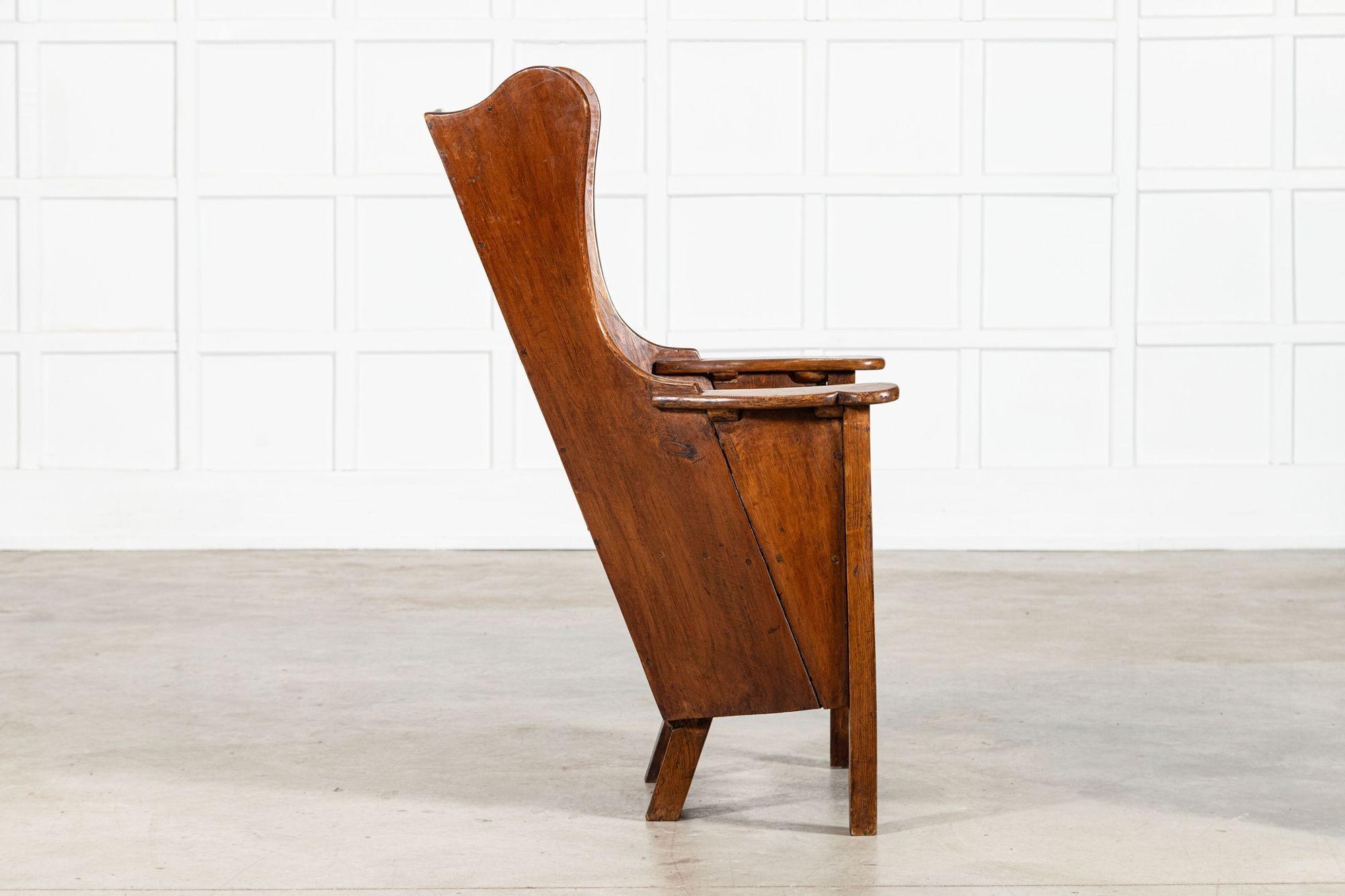 Silla de cordero tallada en roble y pino de principios del siglo XVIII en venta 2