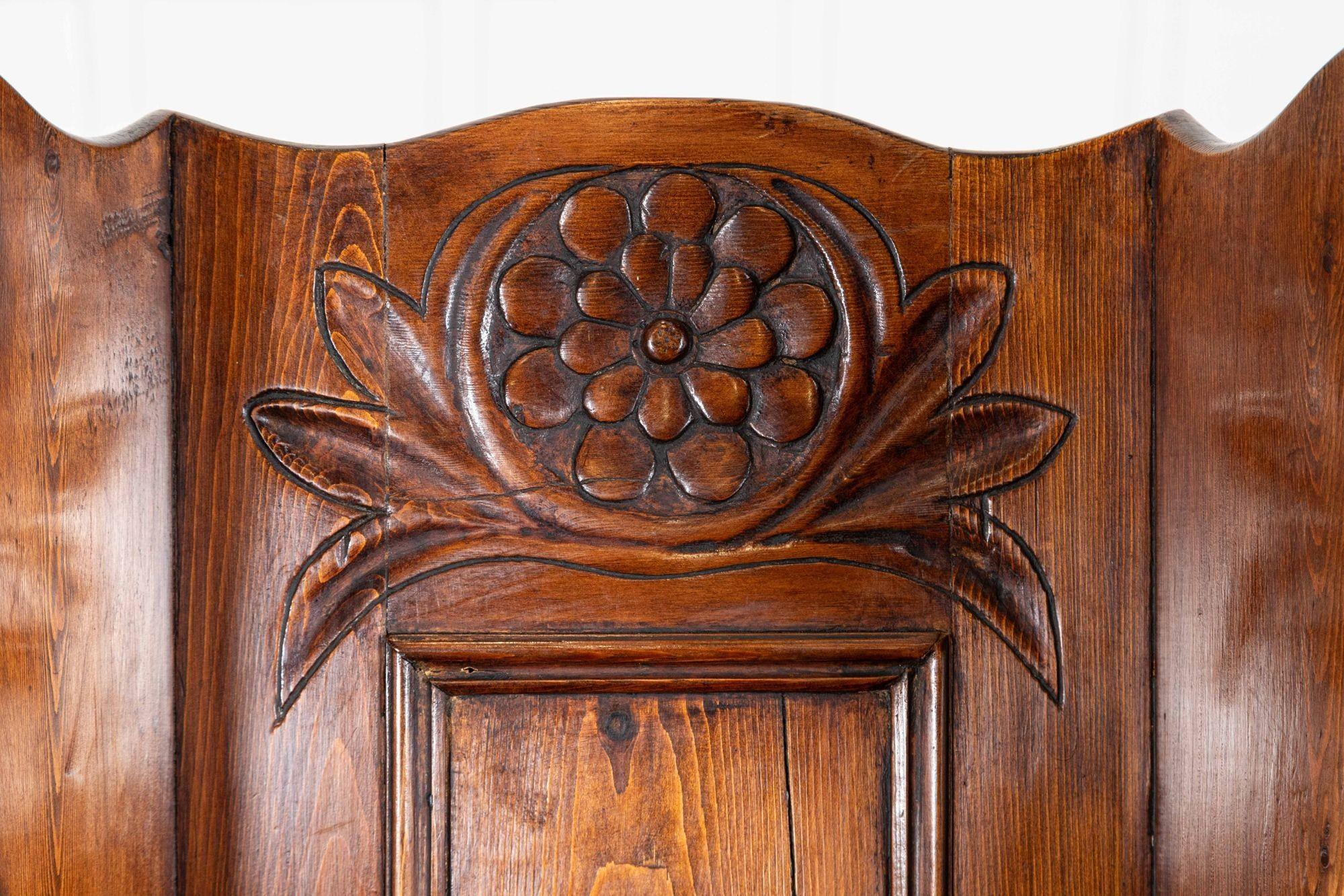 Silla de cordero tallada en roble y pino de principios del siglo XVIII en venta 4