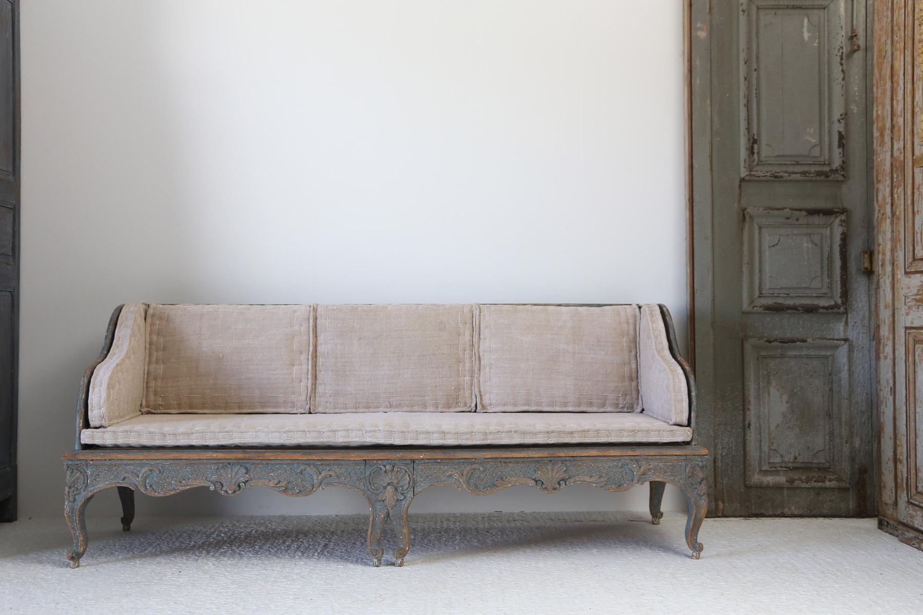 Early 18th Century Swedish Carved Sofa with Original Paintwork 3