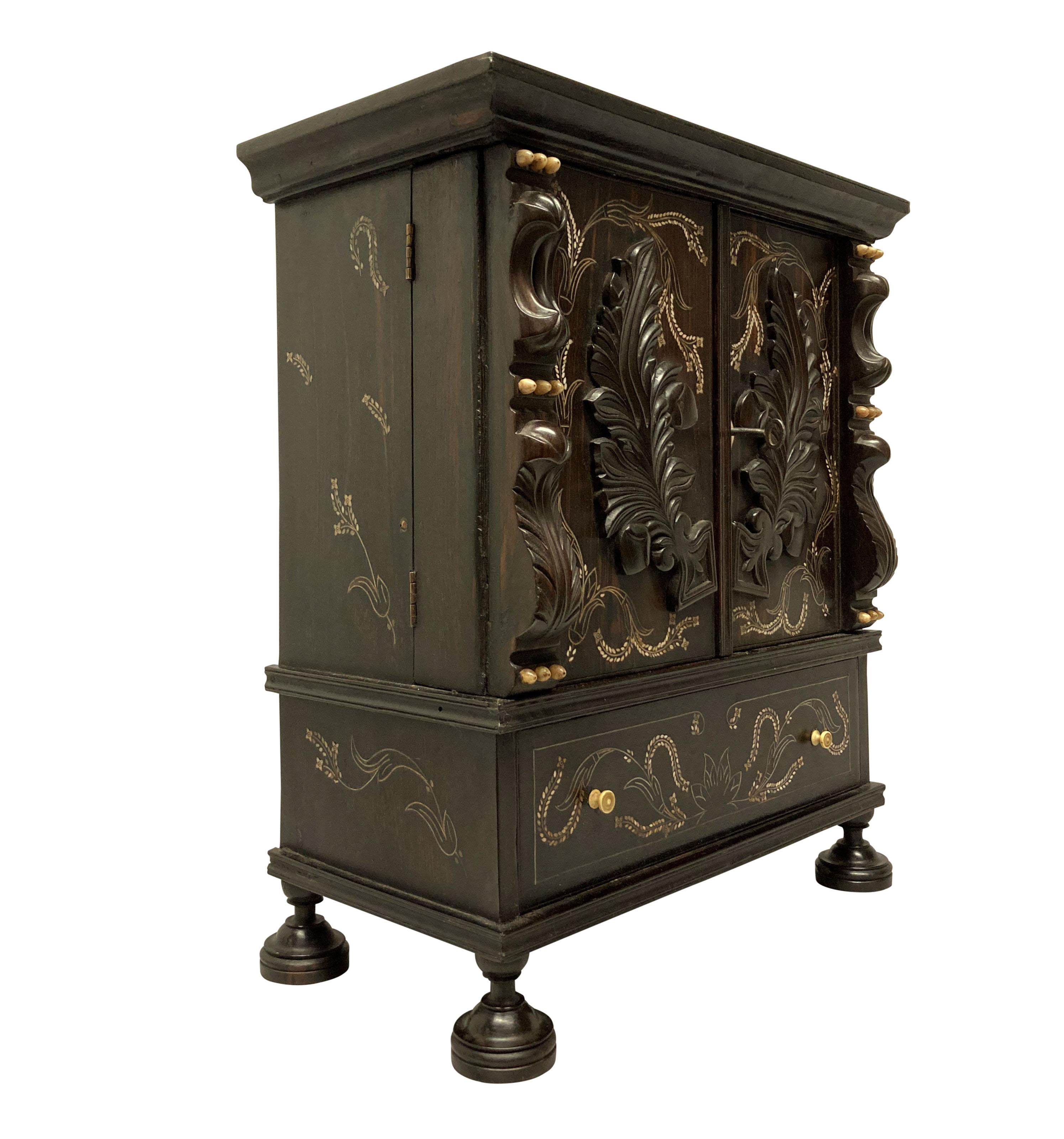 Early 19 Century Anglo-Indian Cabinet in Ebony In Good Condition In London, GB