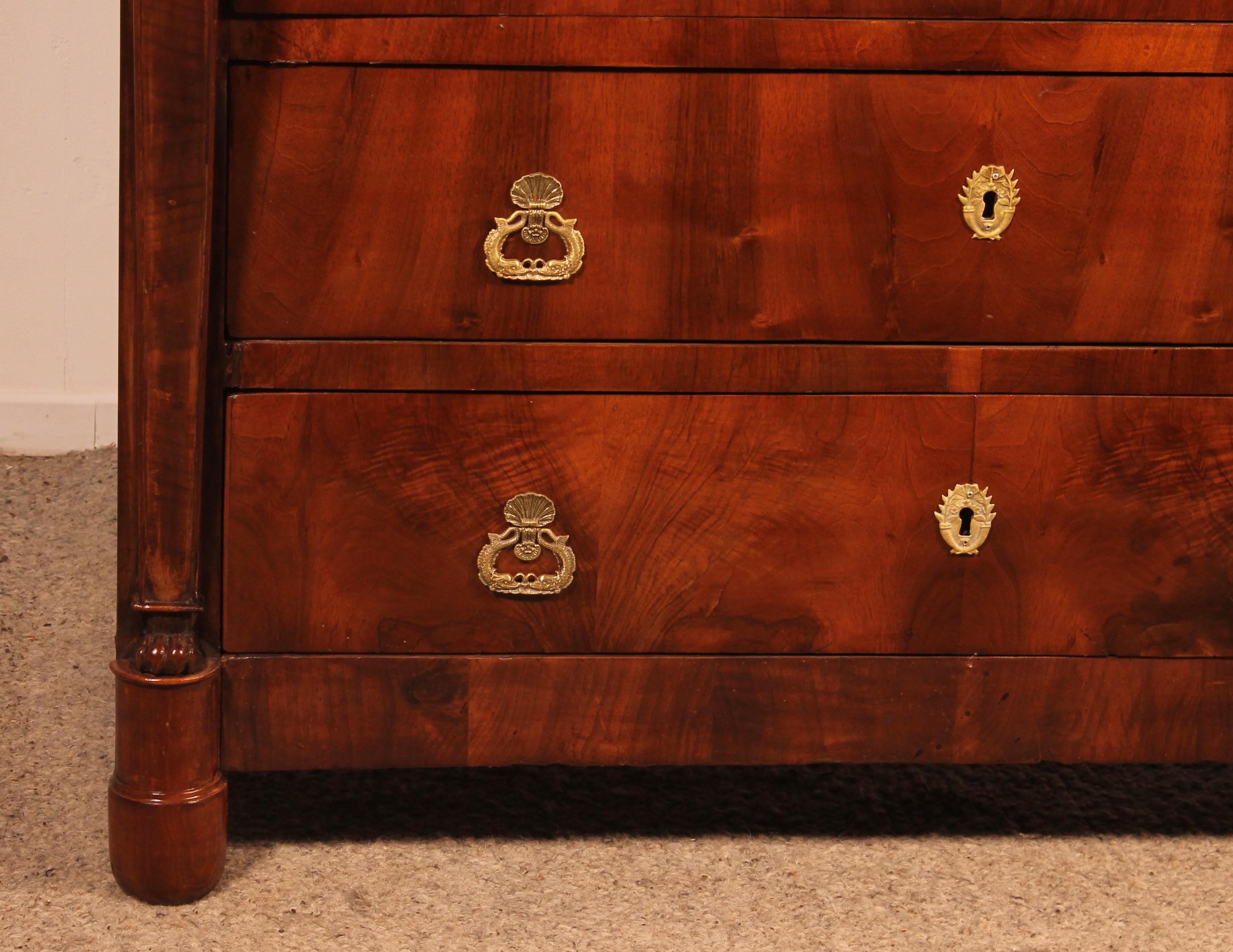 Early 19 Century French Chest Of Drawers In Walnut In Good Condition For Sale In Brussels, Brussels