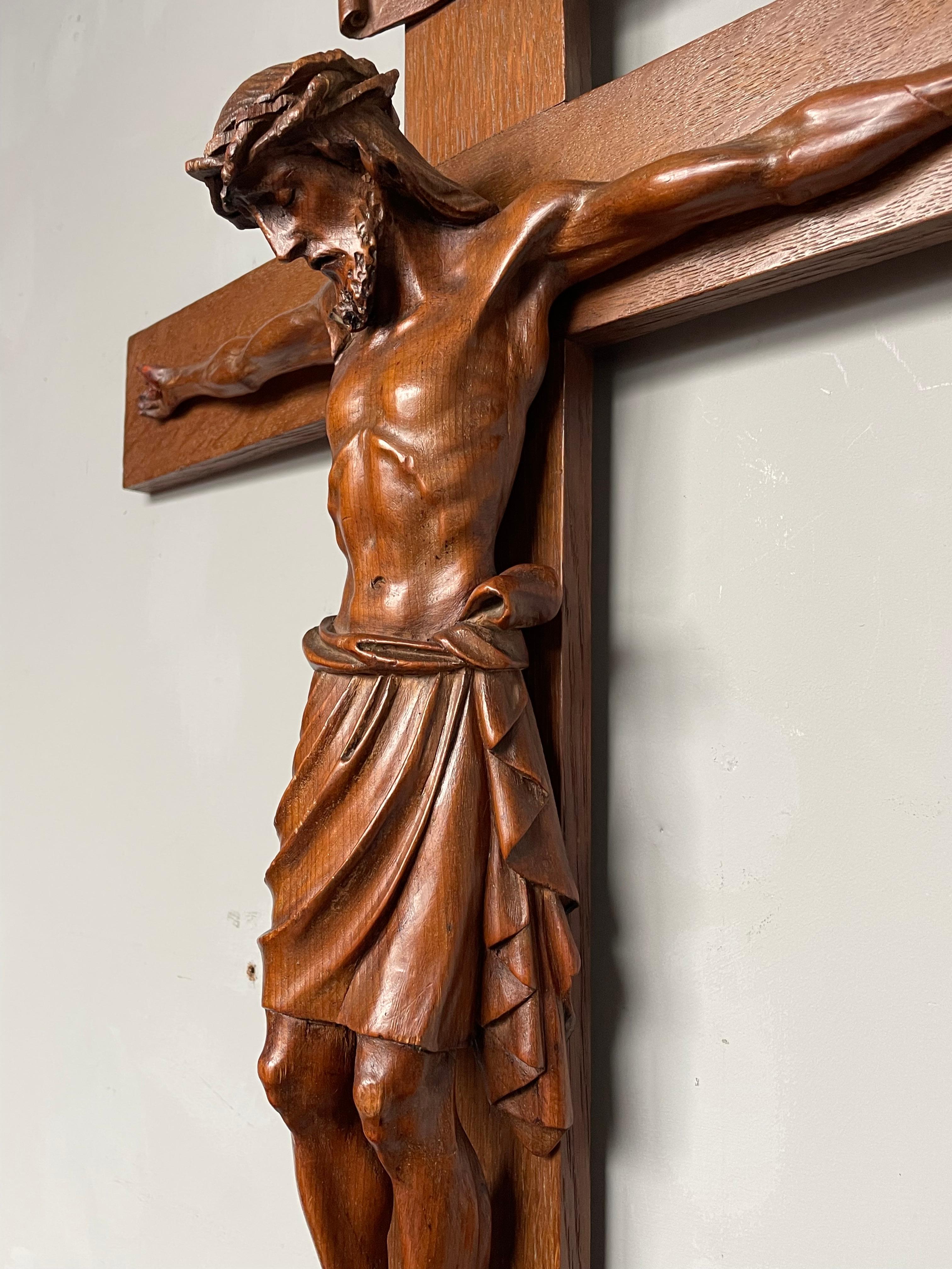 Gothique Début 1900 et très belle qualité Crucifix mural sculpté à la main / Jésus en croix en vente