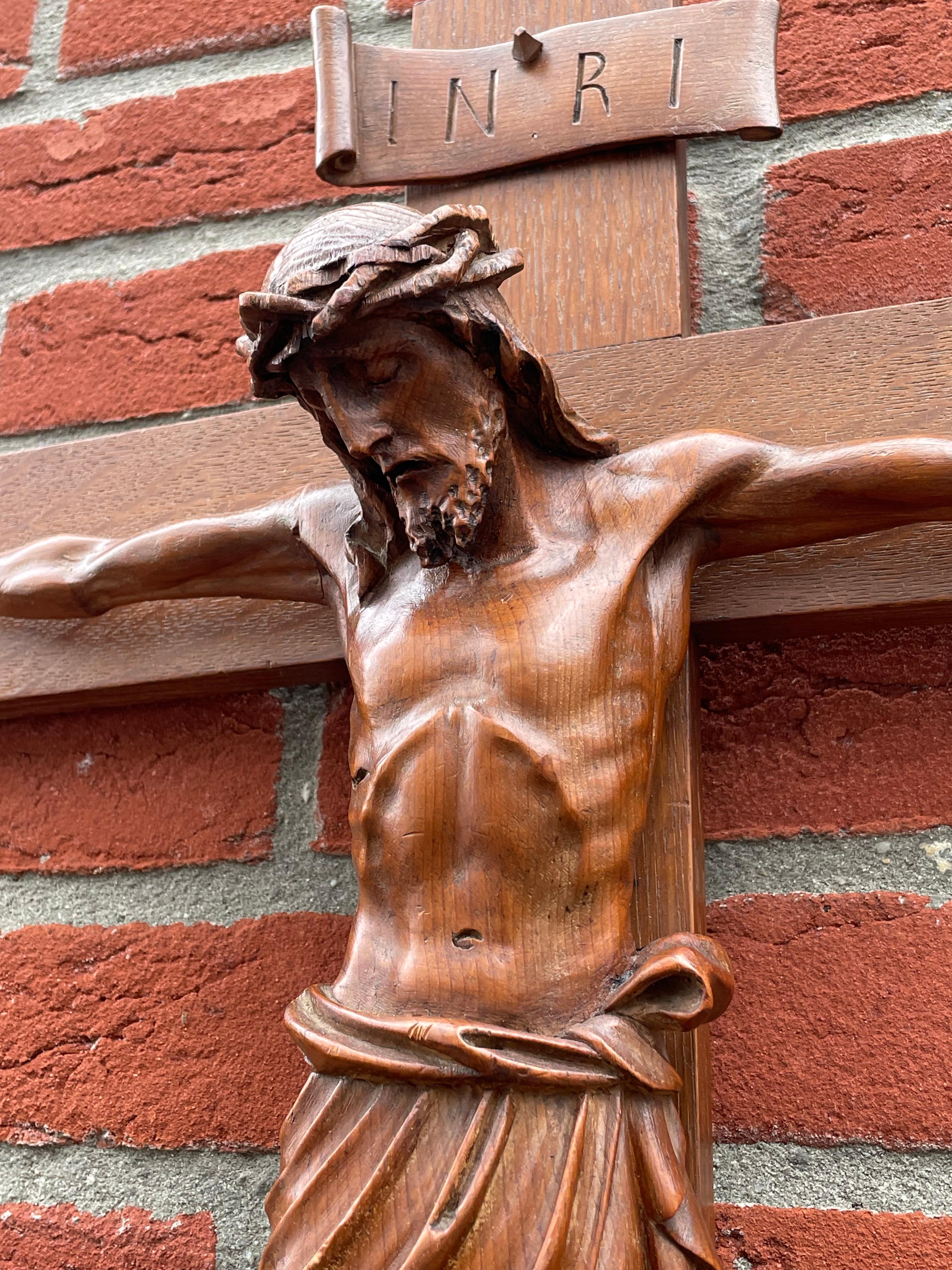 Européen Début 1900 et très belle qualité Crucifix mural sculpté à la main / Jésus en croix en vente
