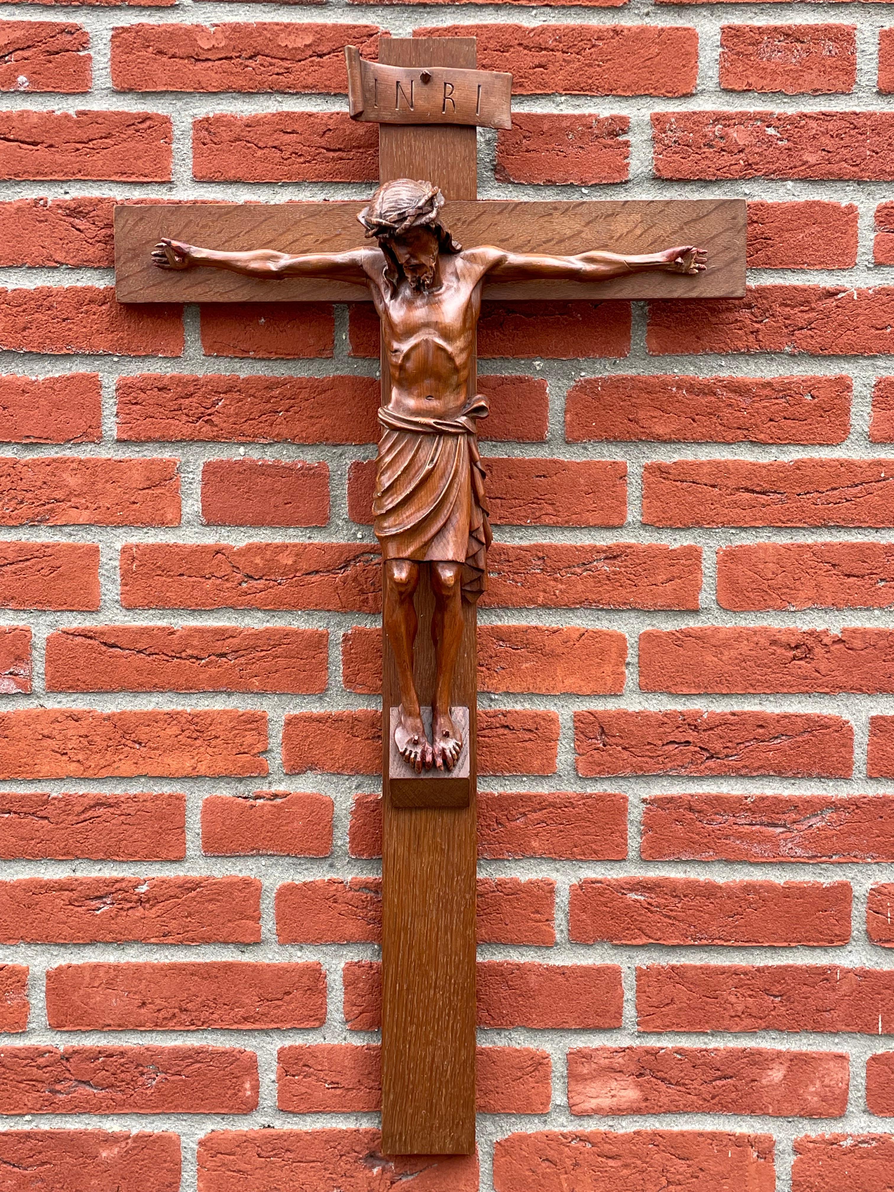 Early 1900 and Very Fine Quality Hand Carved Wall Crucifix / Jesus on the Cross In Good Condition For Sale In Lisse, NL
