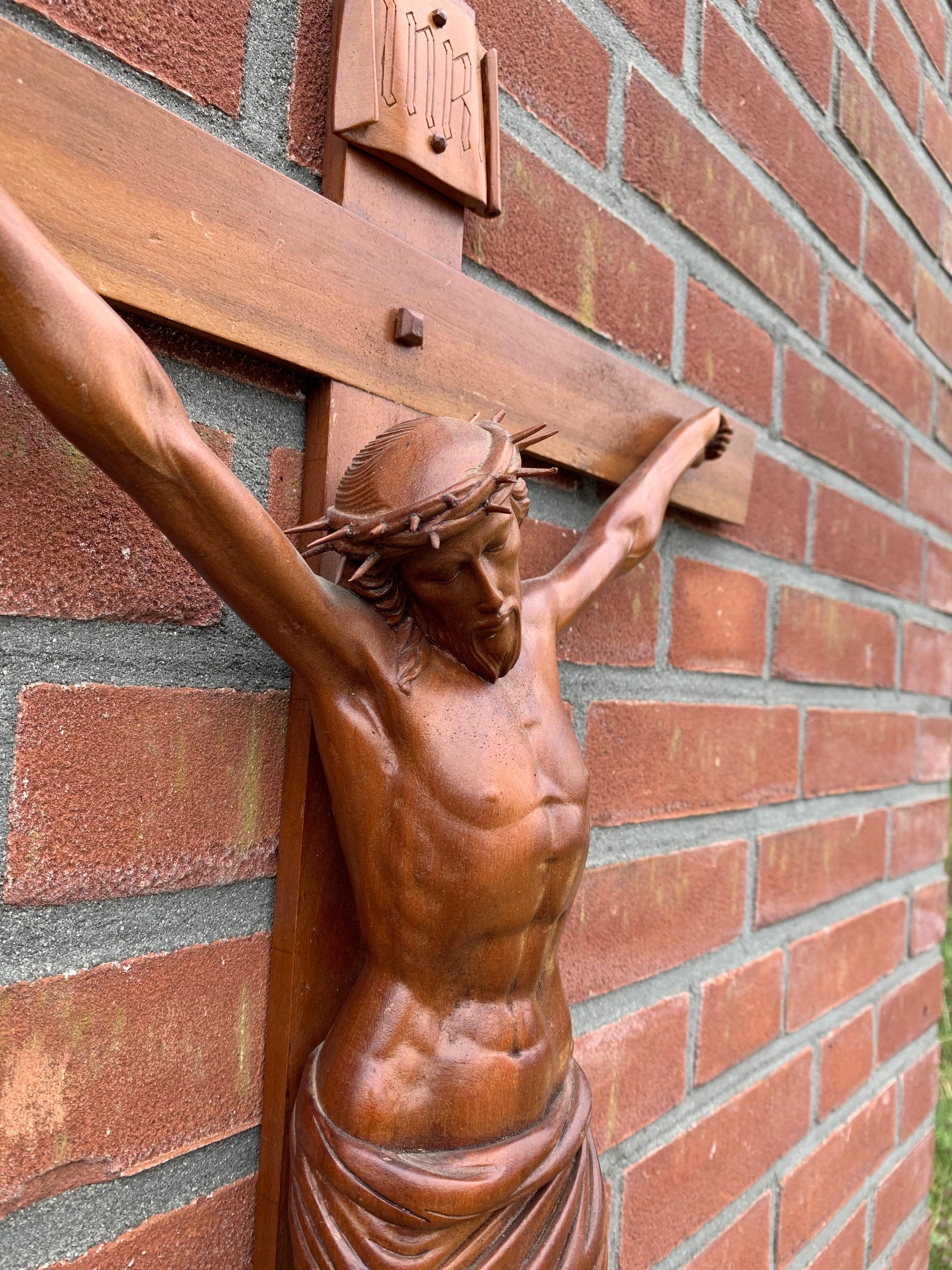 Early 1900 and Very Fine Quality Hand Carved Wall Crucifix / Jesus on the Cross In Good Condition In Lisse, NL