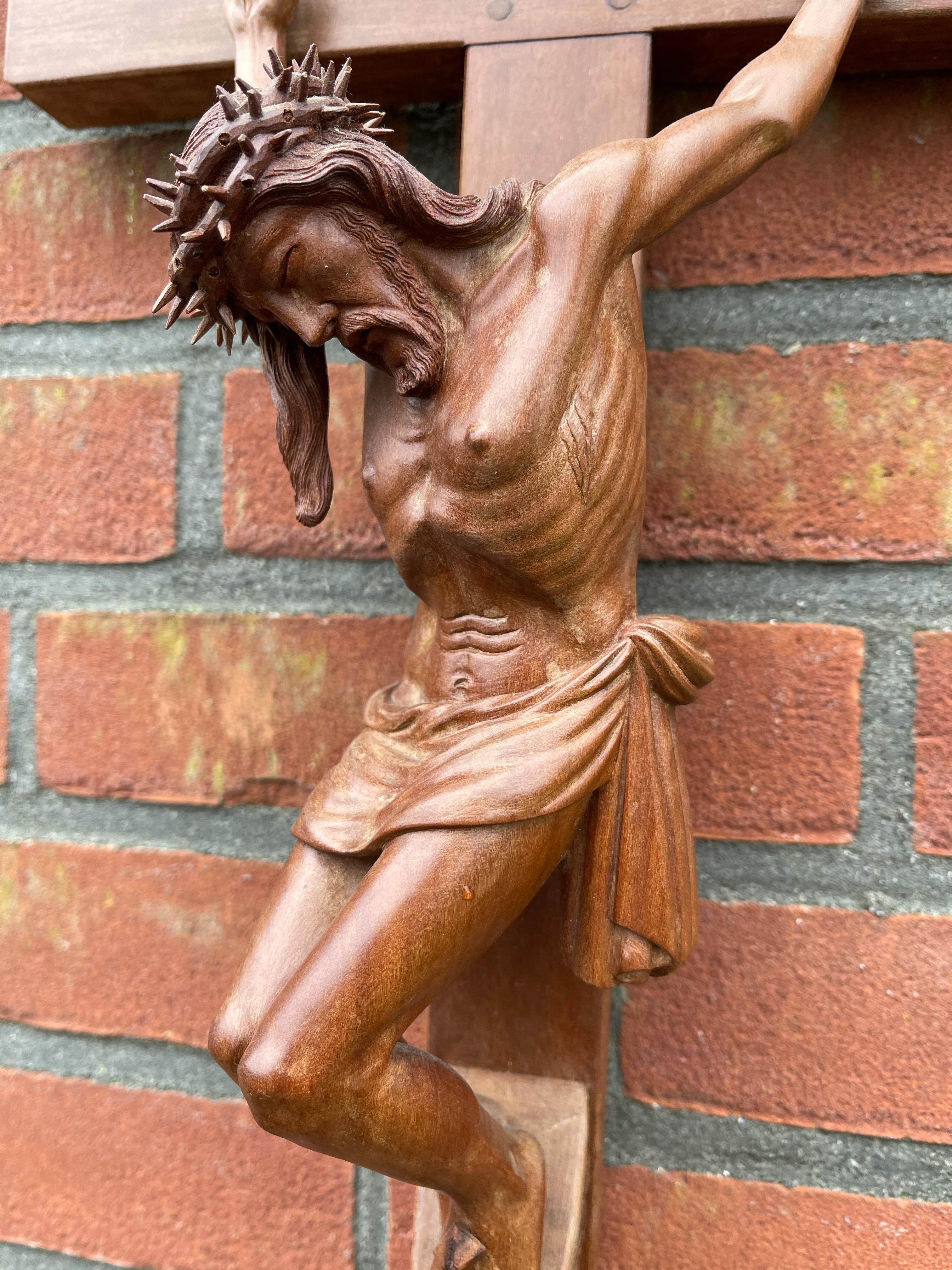 Early 1900 and Very Fine Quality Hand Carved Wall Crucifix / Jesus on the Cross In Good Condition In Lisse, NL