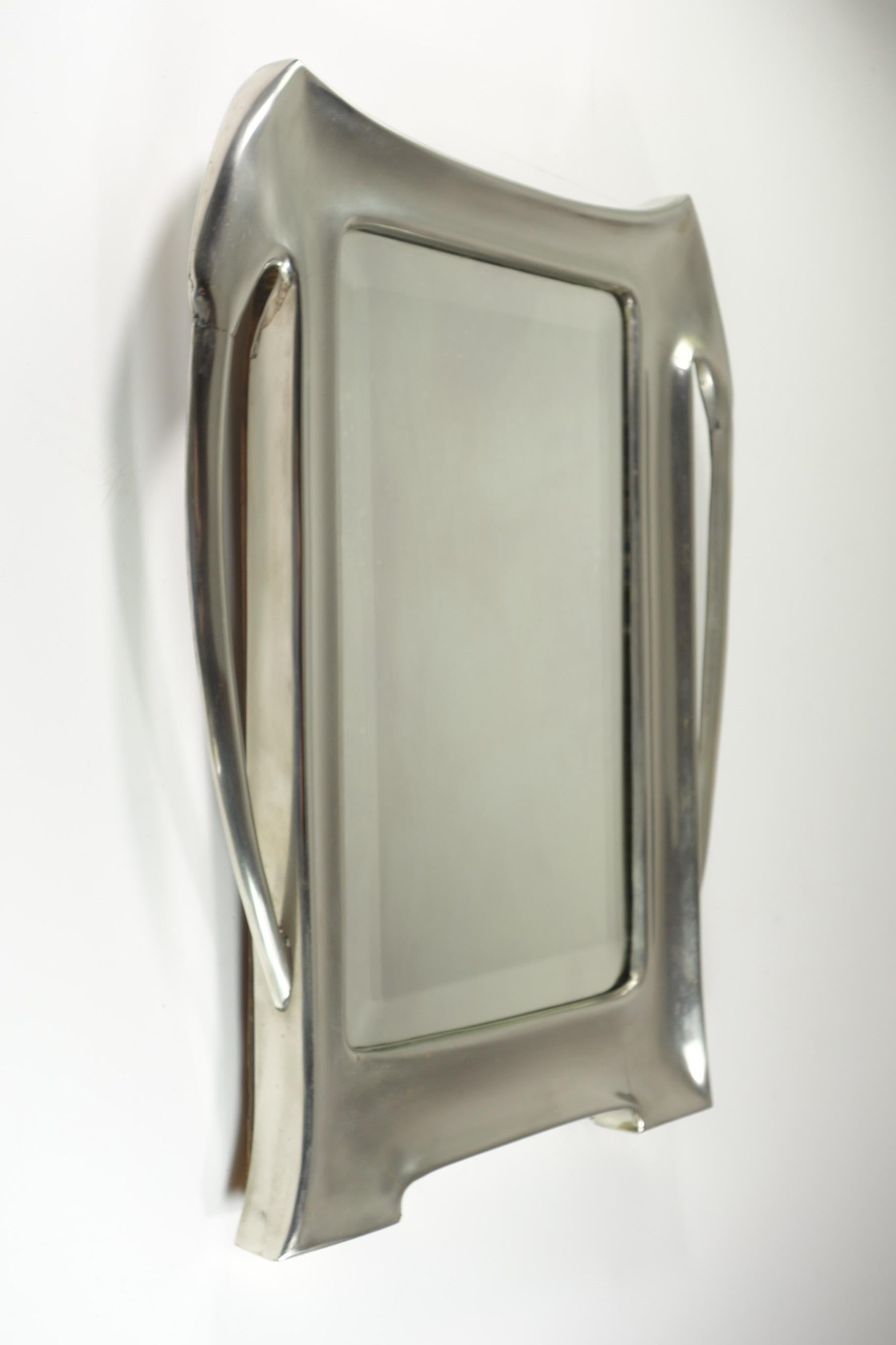 Jugendstil-Wandspiegel
Frankreich, Anfang 1900

Silberner Metallrahmen und original geschliffener Spiegel
Holz auf der Rückseite

Ikonische Form des Jugendstils
Sehr guter Zustand
