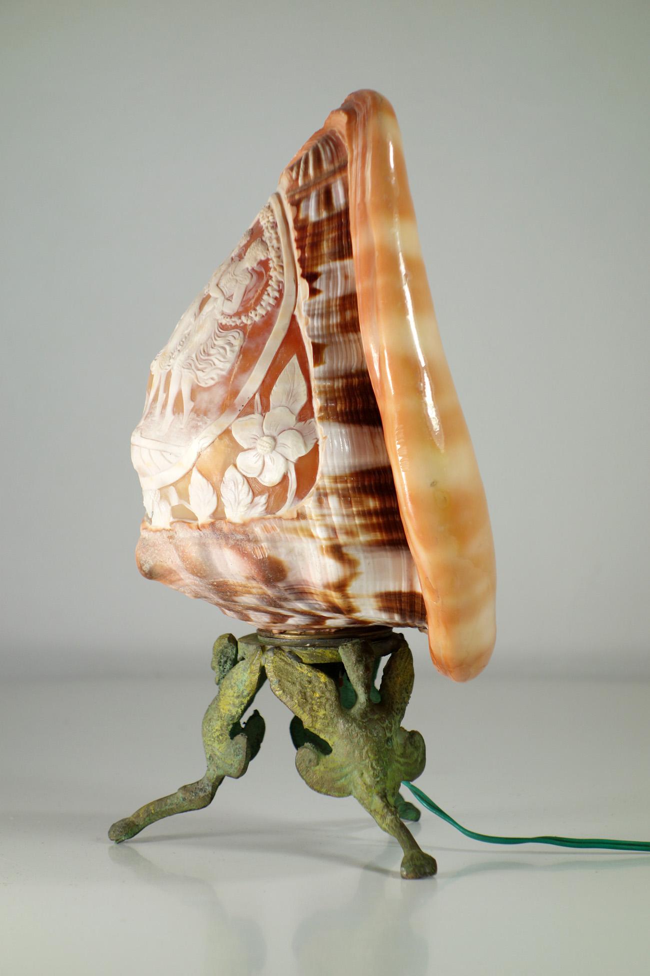 Early 1900 Cameo Shell Lamp Greek Mythology Table Lamp In Excellent Condition For Sale In Brescia, IT