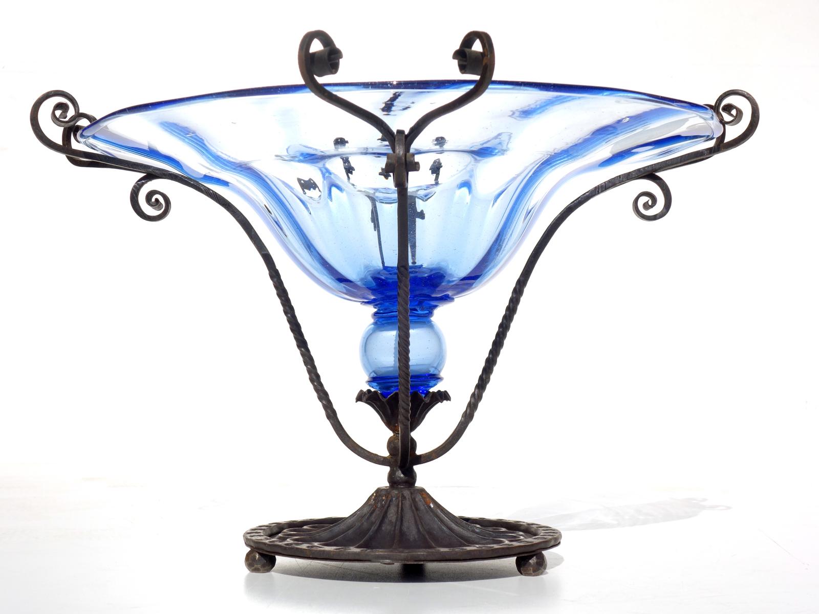 Vittorio Zecchin, Cappellin, Umberto Bellotto.
Venedig, Anfang 1900

Hellblaues geblasenes Glas und Schmiedeeisen

Glas in perfektem Zustand.
