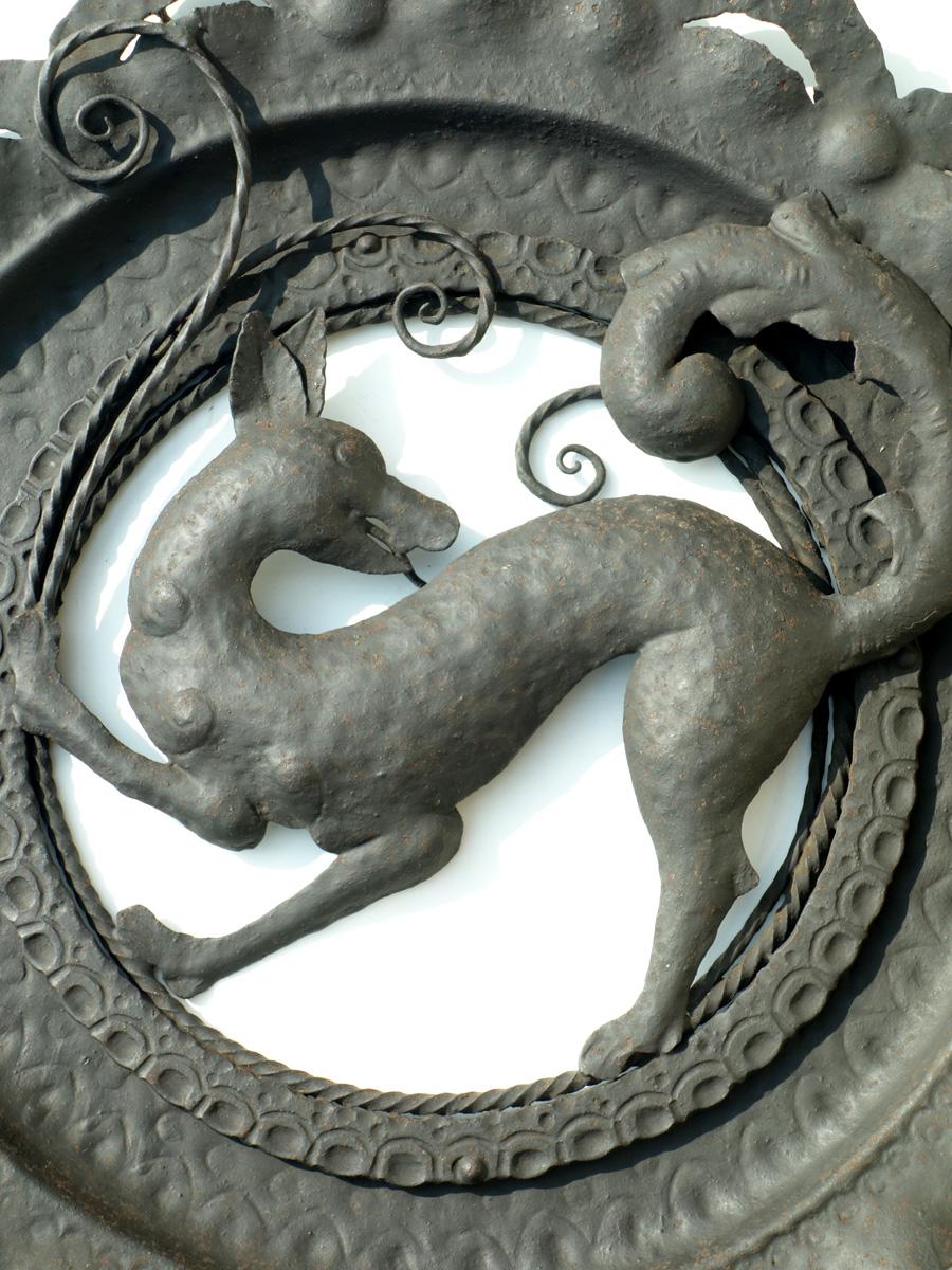 Art nouveau Assiette italienne Liberty en fer forgé du début 1900 Carlo Rizzarda, lot de 2