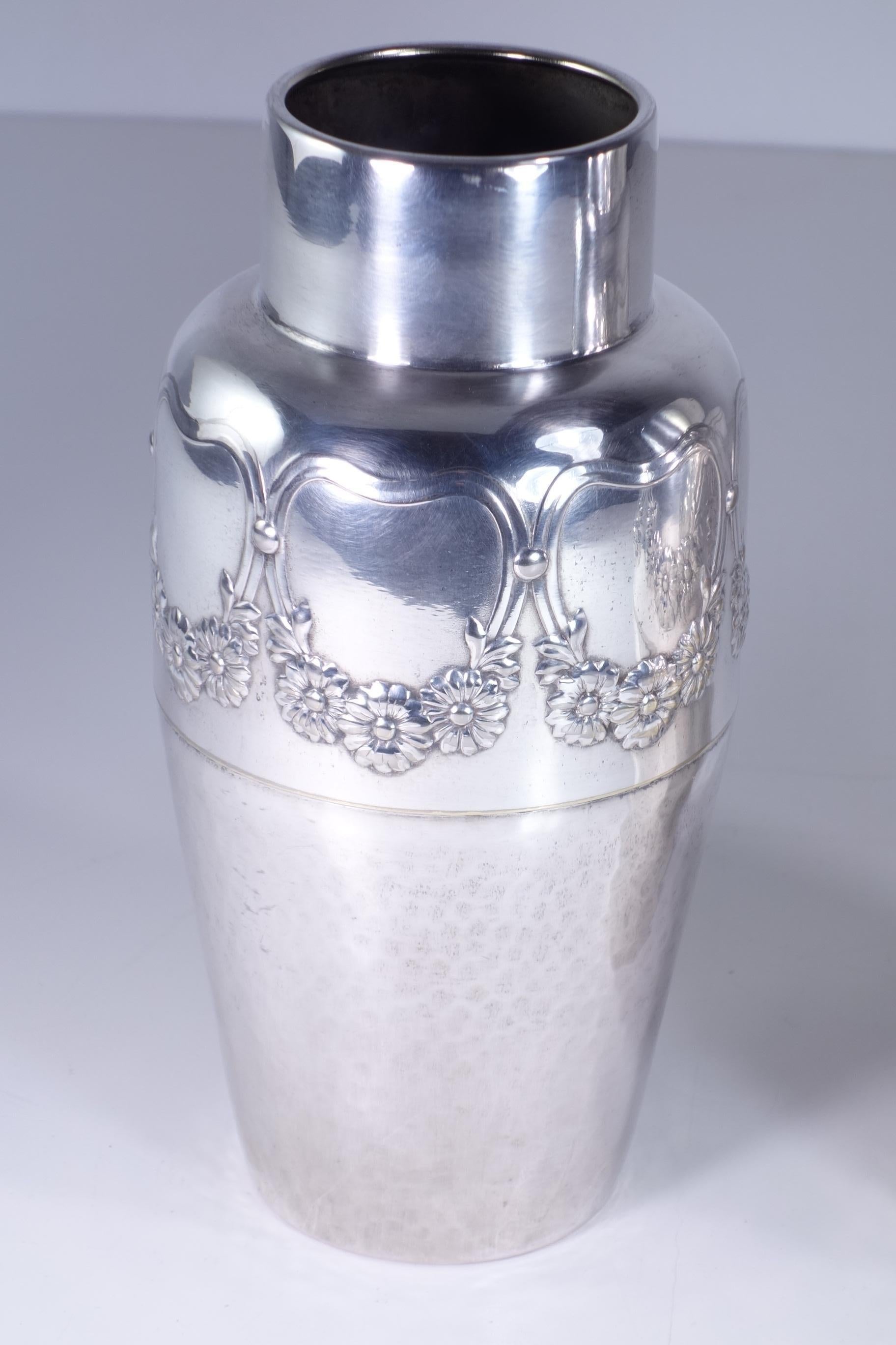 Art Nouveau Vaso in metallo argentato in stile liberty WMF Albert Mayer dei primi del '900 _ set di 2 in vendita