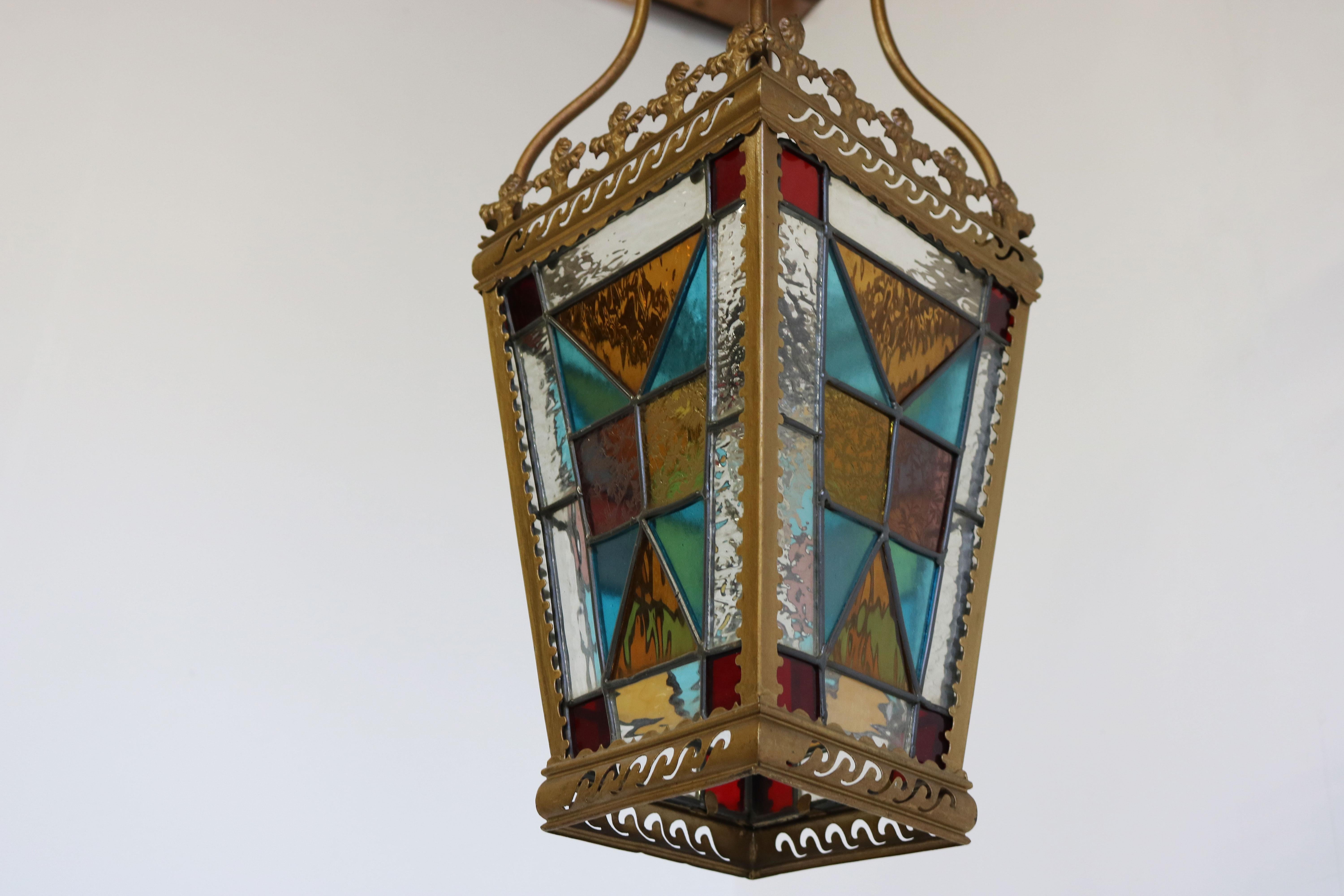 Early 1900 English Victorian Lantern Light Hallway Stained Glass Brass Pendant In Good Condition In Ijzendijke, NL