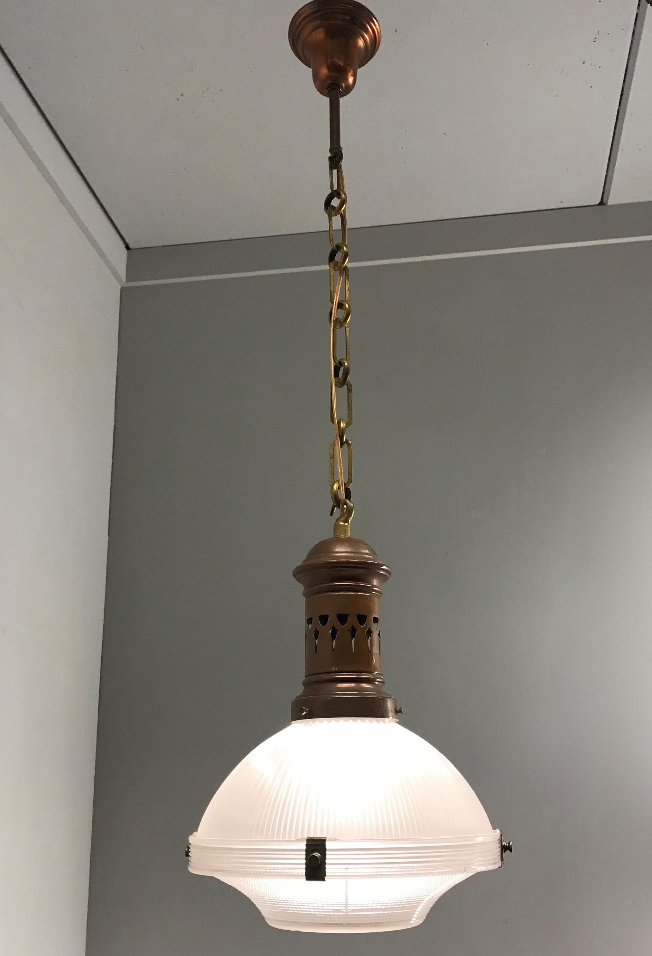 Lampe à suspension Arts & Crafts française du début de 1900 en cuivre et verre Holophane, marquée en vente 3