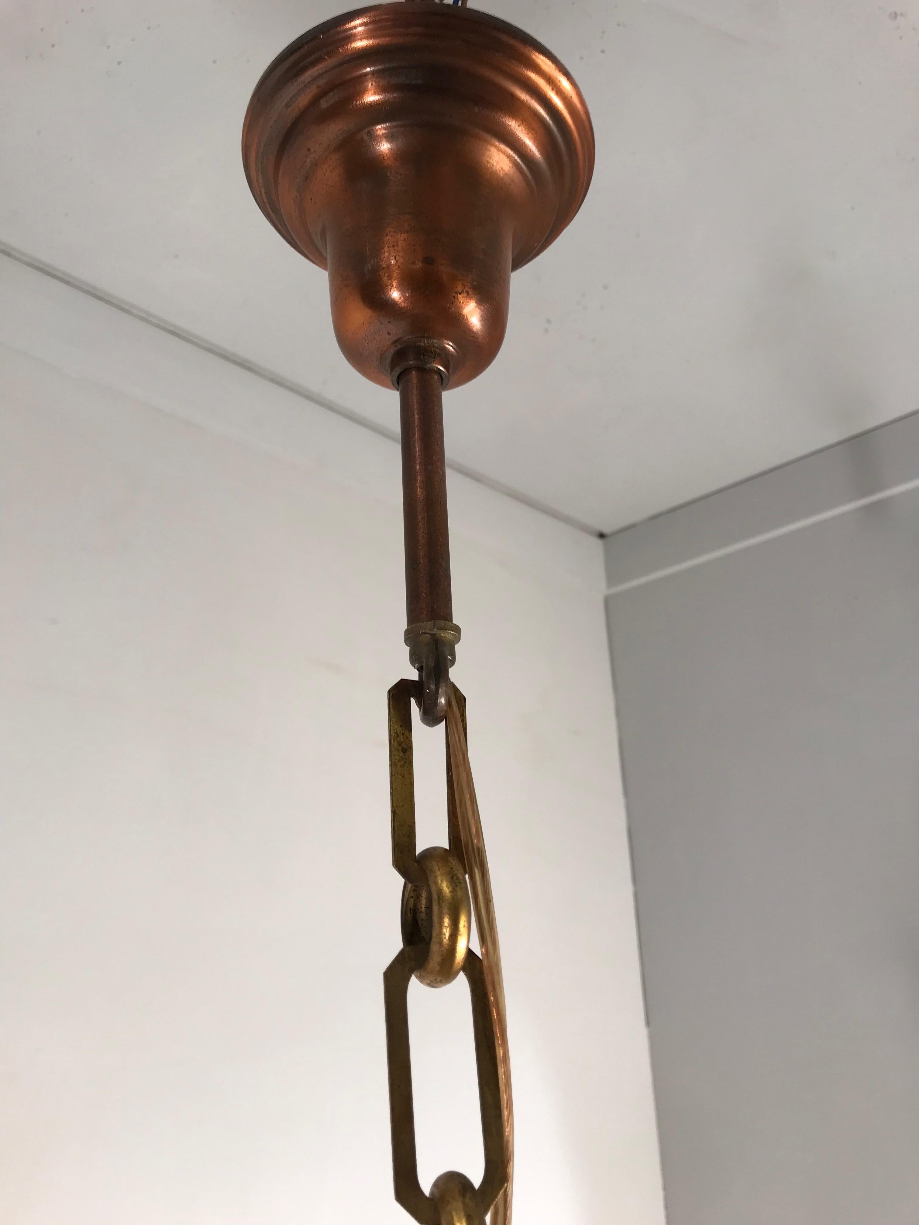 Lampe à suspension Arts & Crafts française du début de 1900 en cuivre et verre Holophane, marquée en vente 5