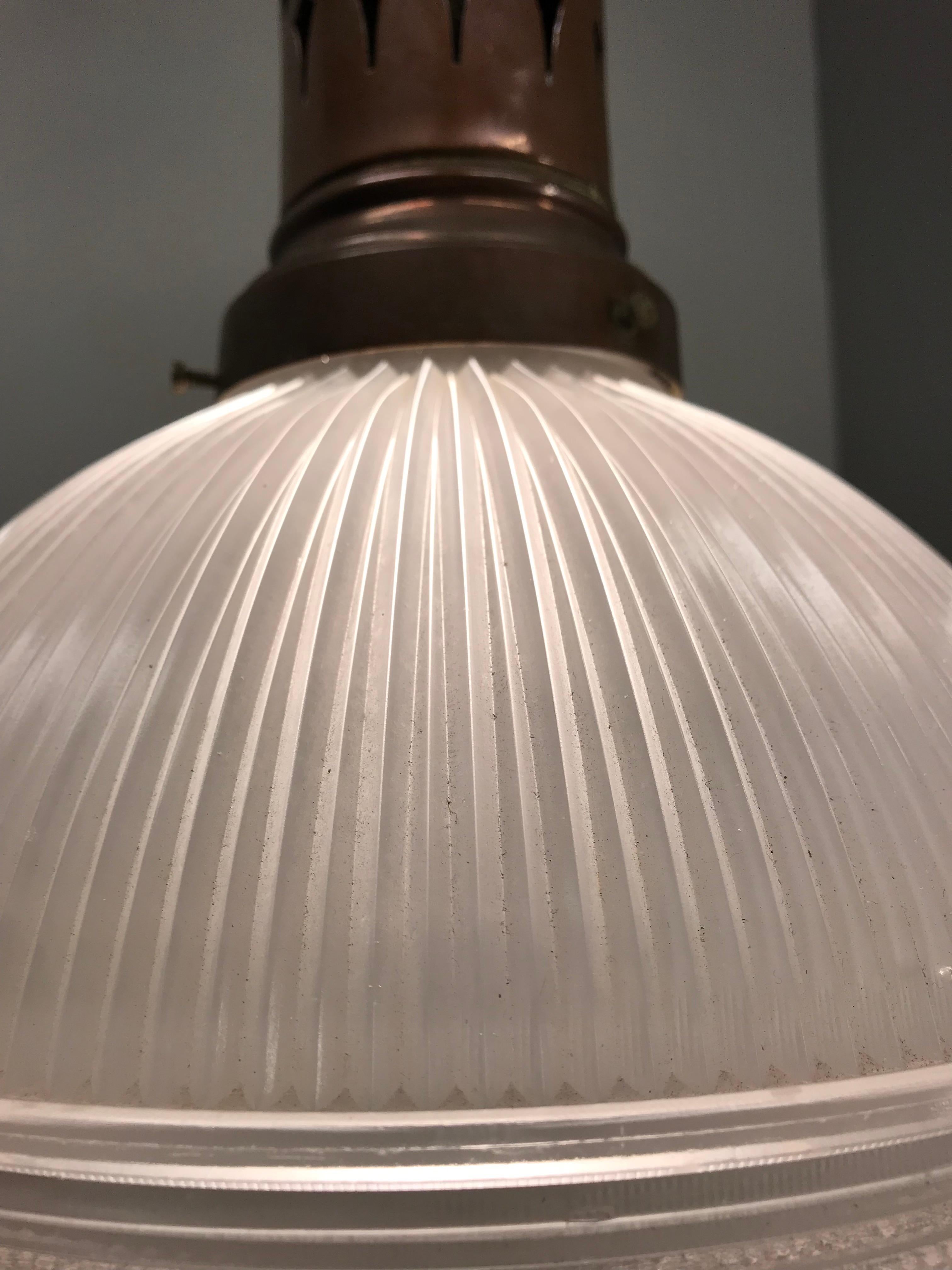 Lampe à suspension Arts & Crafts française du début de 1900 en cuivre et verre Holophane, marquée en vente 7