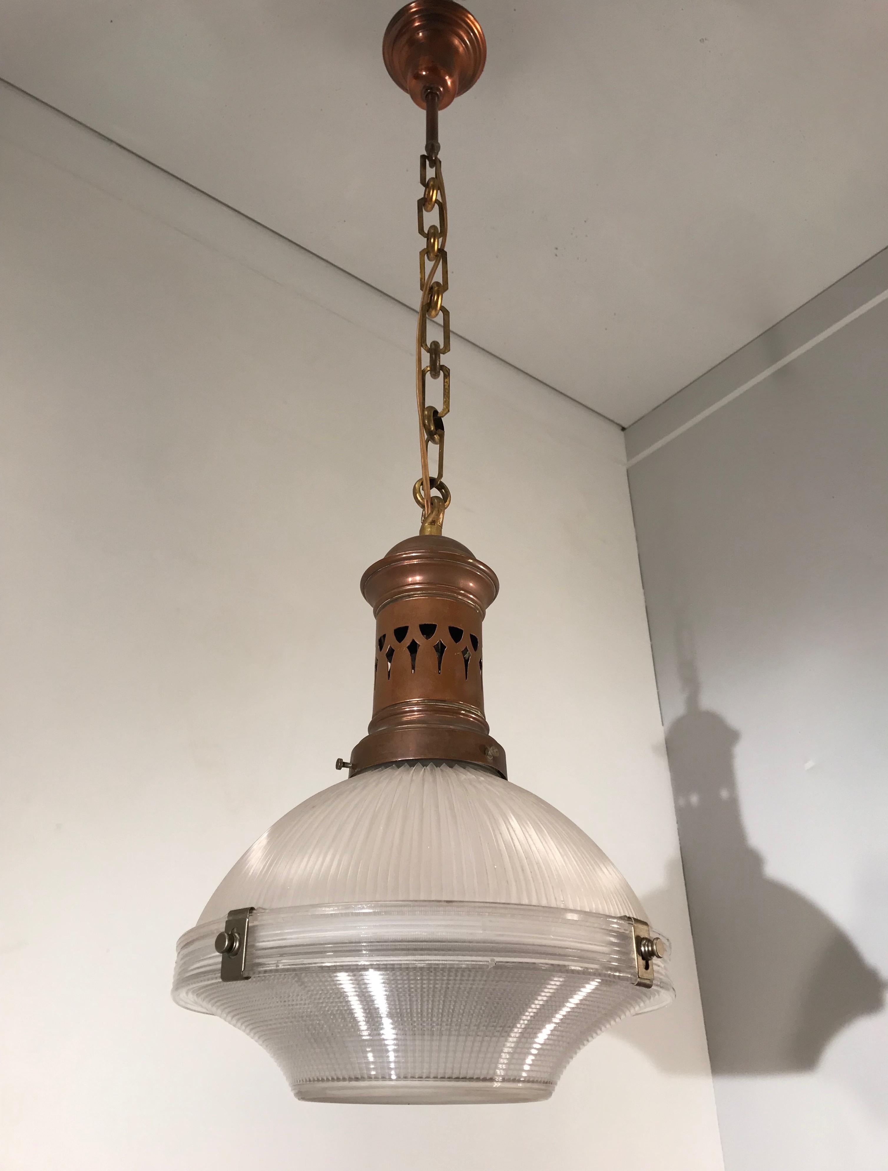 Lampe à suspension Arts & Crafts française du début de 1900 en cuivre et verre Holophane, marquée en vente 8