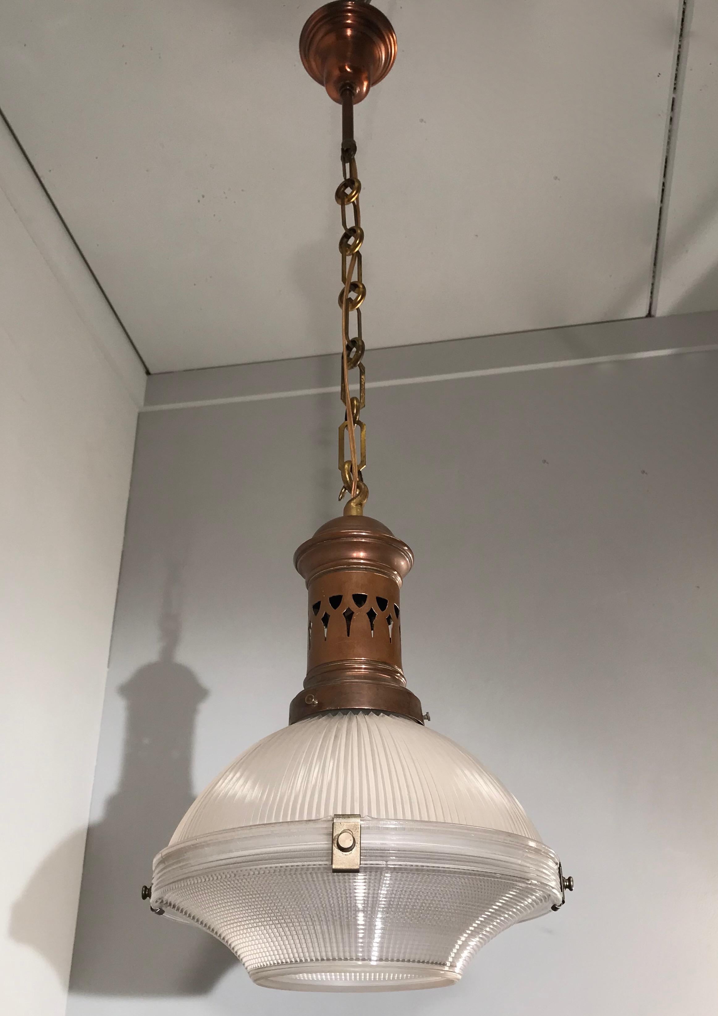 Pendentif Holophane de qualité musée et en bon état.

Peu importe si vous décorez une maison ou un bureau de style Art déco, moderne du milieu du siècle ou contemporain, si vous avez l'espace nécessaire, ce pendentif Holophane de taille étonnante,