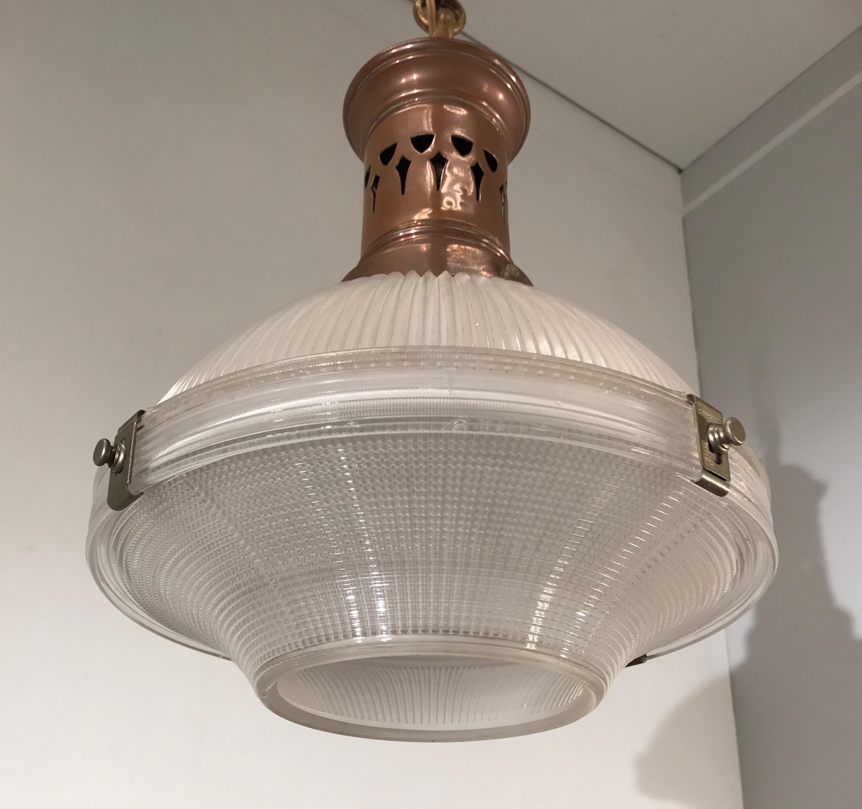 Fait main Lampe à suspension Arts & Crafts française du début de 1900 en cuivre et verre Holophane, marquée en vente