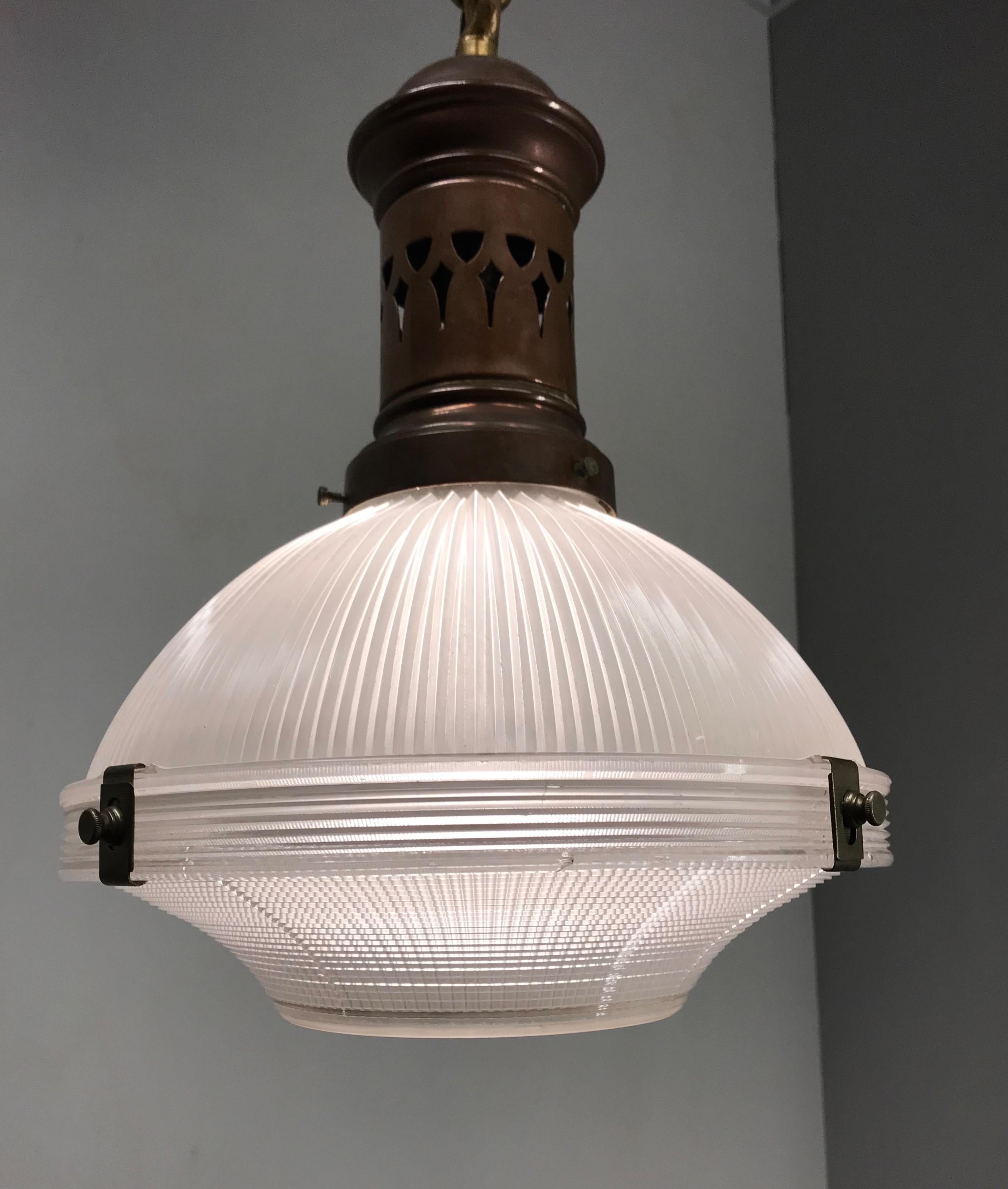 20ième siècle Lampe à suspension Arts & Crafts française du début de 1900 en cuivre et verre Holophane, marquée en vente