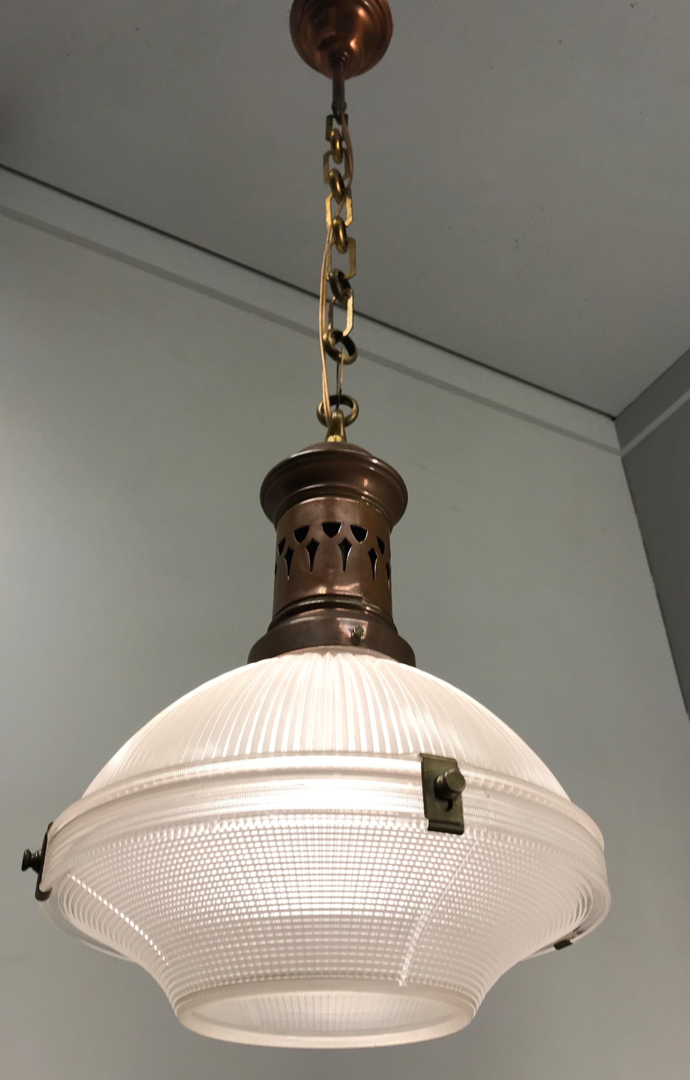 Lampe à suspension Arts & Crafts française du début de 1900 en cuivre et verre Holophane, marquée en vente 1