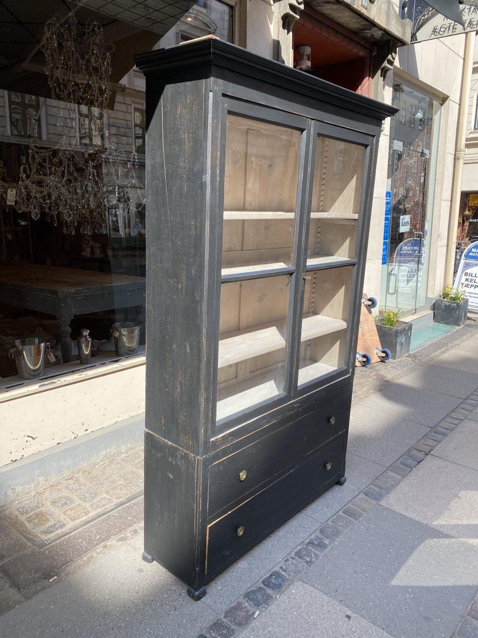 Very well-proportioned and elegant vintage 2-piece French display cabinet from the beginning of the last century. Painted a beautiful matte black, and with two tall vitrine doors in the upper part of the cabinet.

The inside of the cabinet is