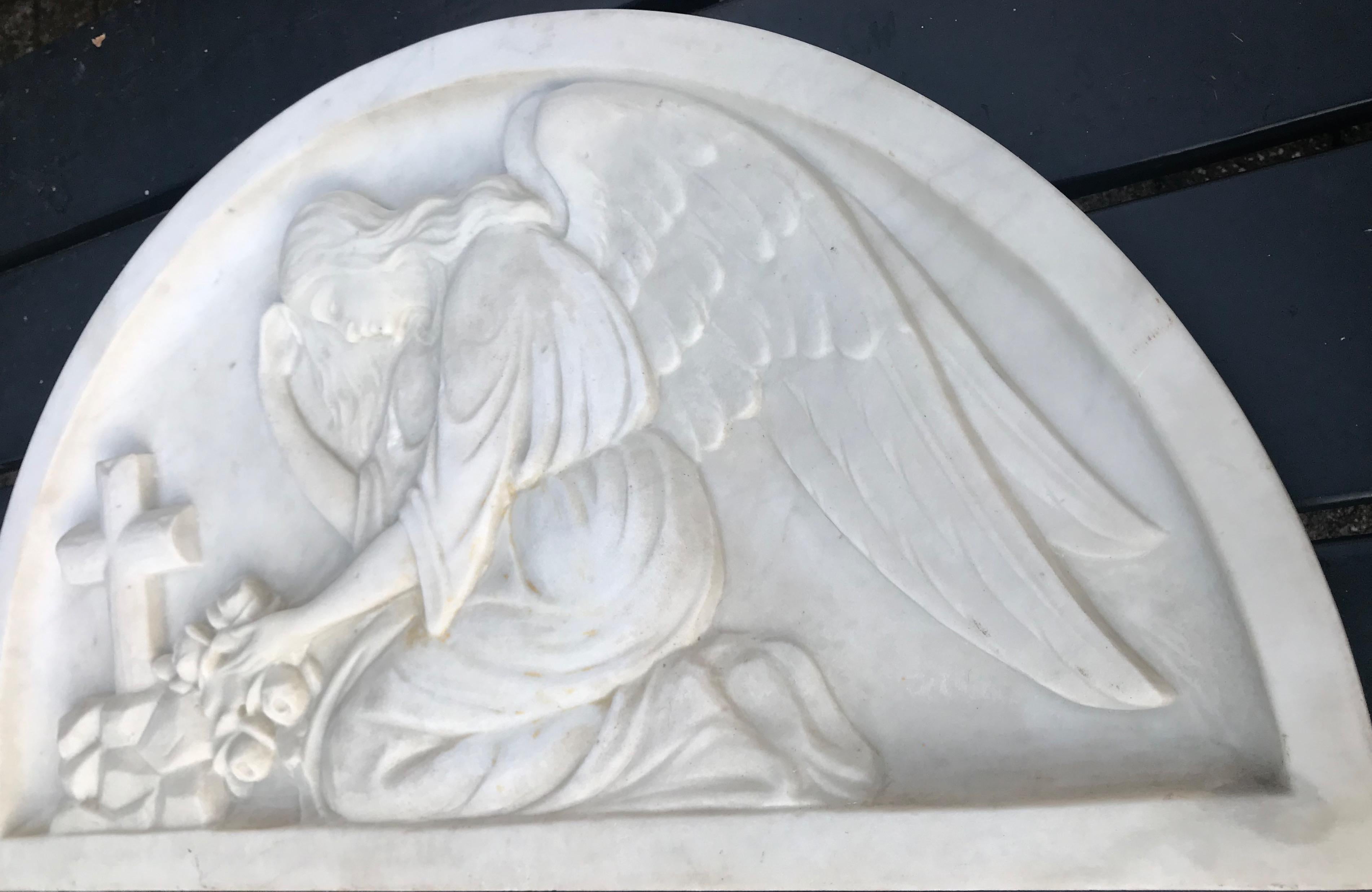 Early 1900 Fine Hand Crafted Marble Wall Plaque with Sculpture of Grieving Angel For Sale 3
