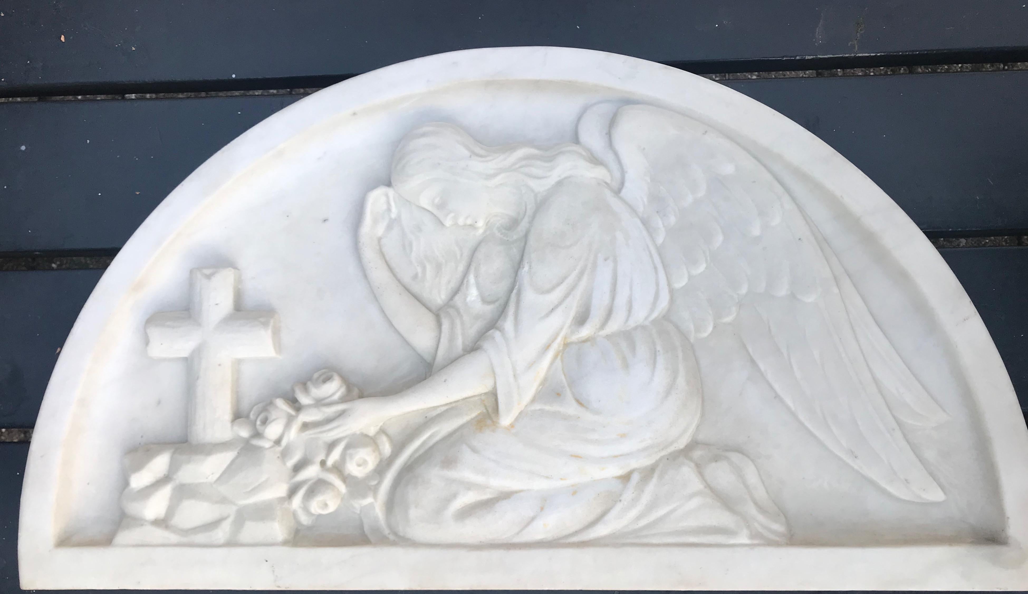 Early 1900 Fine Hand Crafted Marble Wall Plaque with Sculpture of Grieving Angel For Sale 3