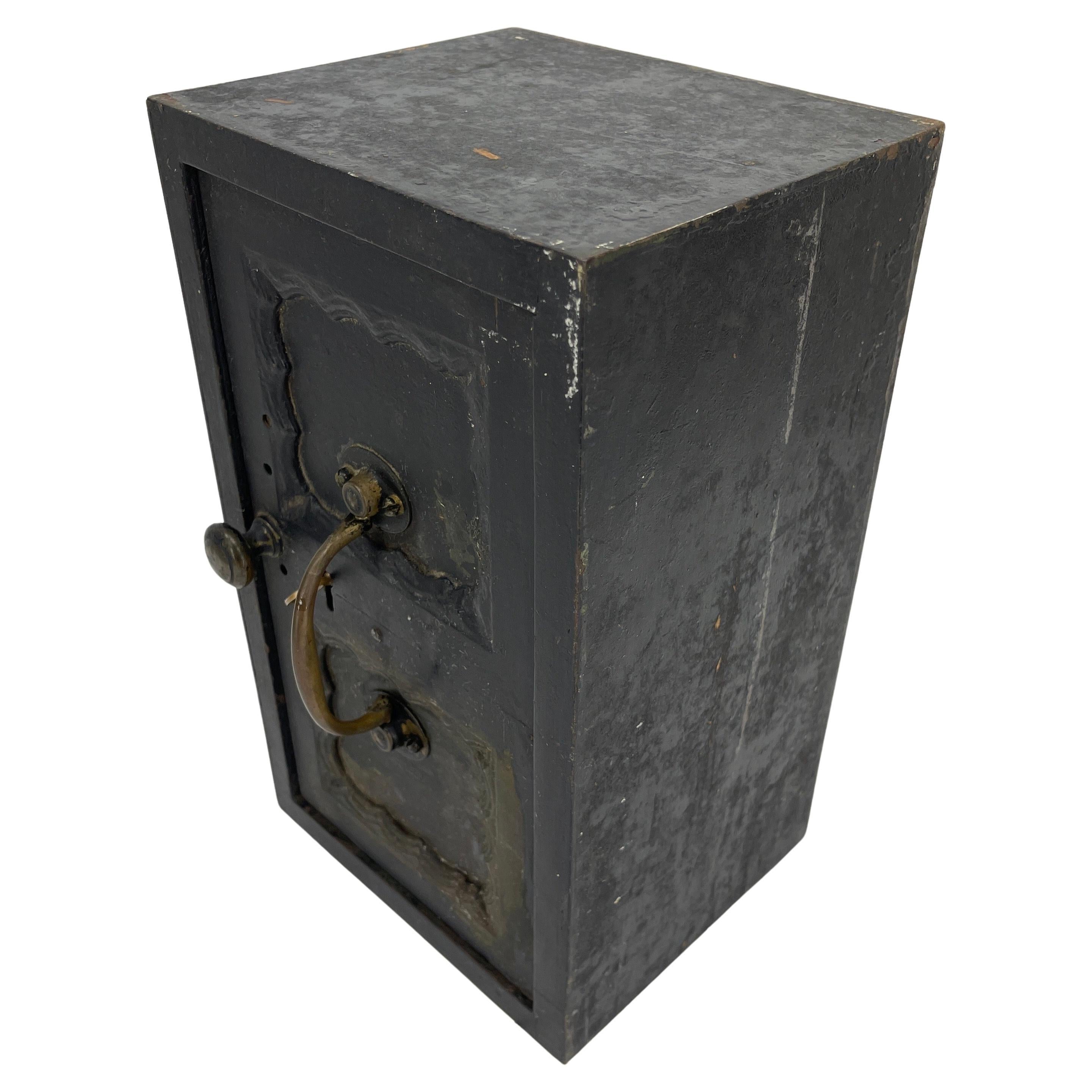Early 1900 Hundreds Lock Box Safe with Brass Key In Good Condition In Haddonfield, NJ