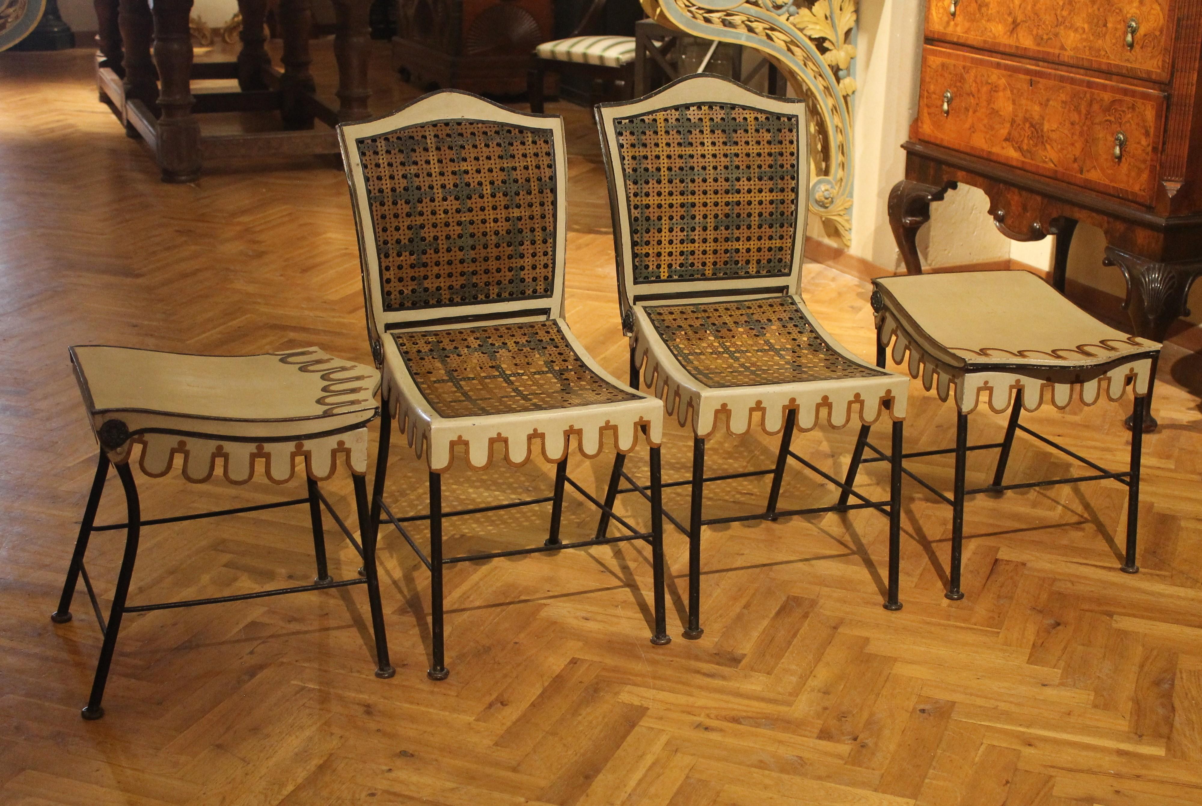 Chaises et tabourets de jardin pliants en fer peint à la main de style Art nouveau italien en vente 5