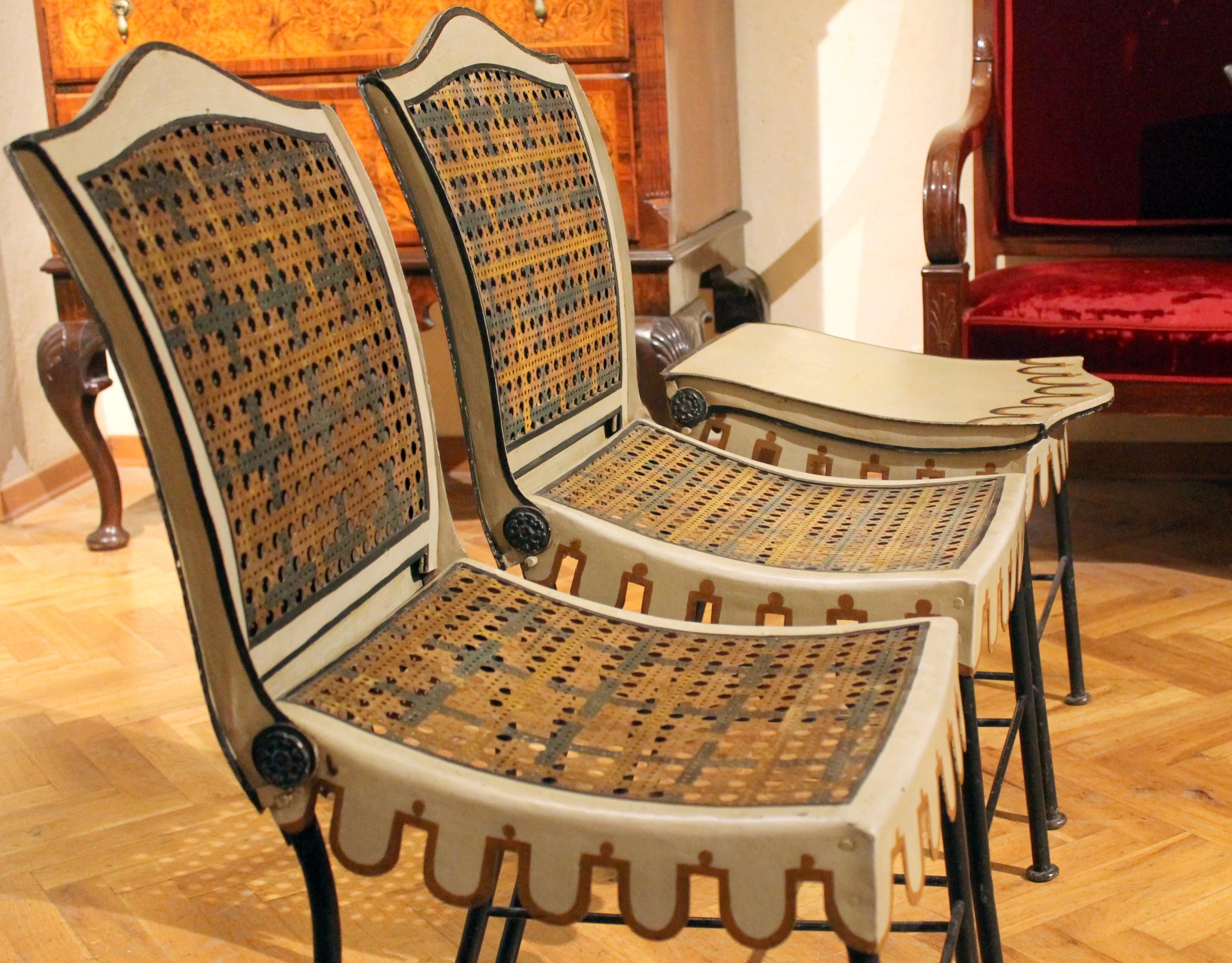Chaises et tabourets de jardin pliants en fer peint à la main de style Art nouveau italien en vente 10