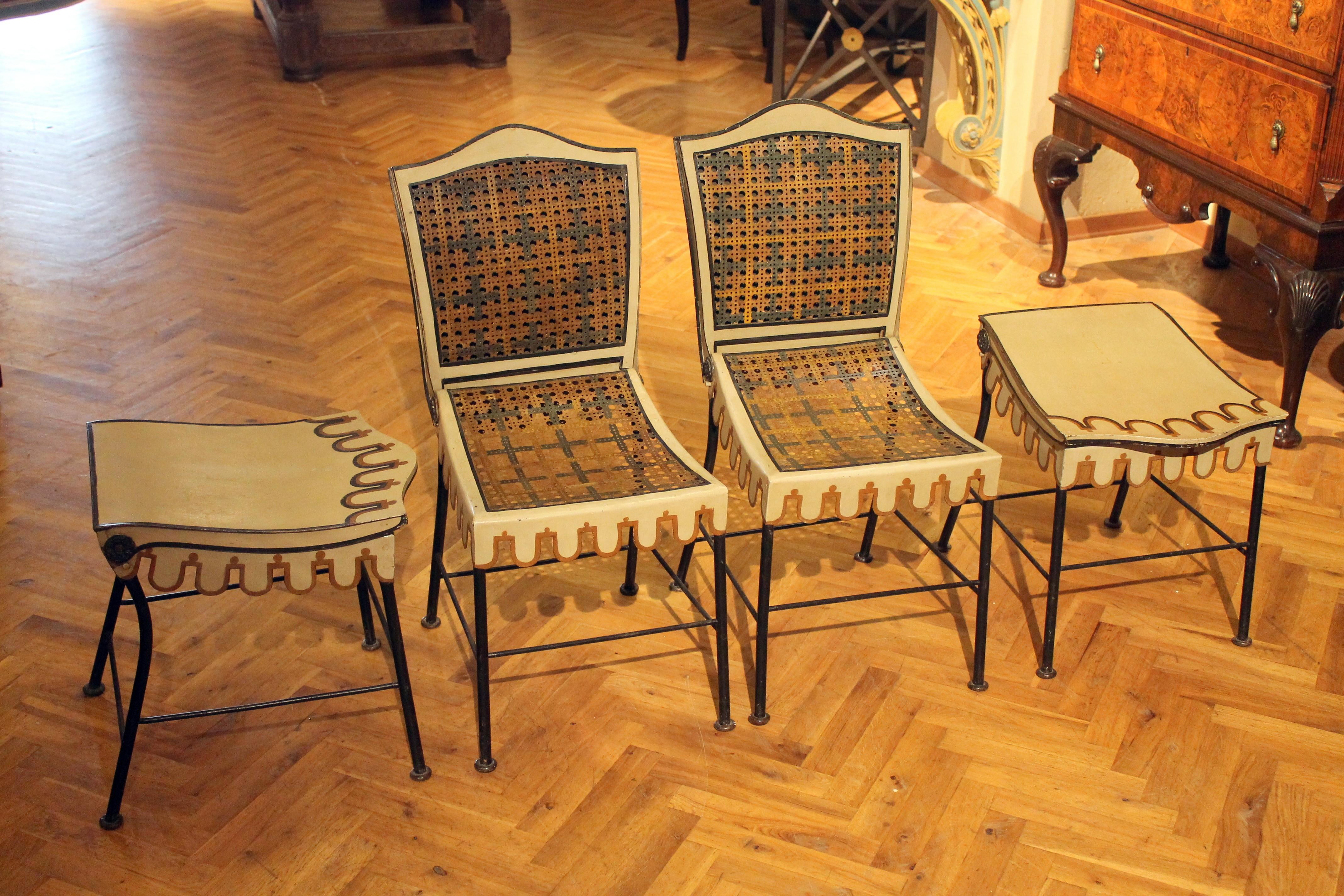 Ce rare ensemble de chaises ou tabourets de jardin pliables en fer, de conception italienne et fabriqués à la main, est très festif et charmant grâce à son design festonné et sa construction ingénieuse
Entièrement fabriquées en fer, ces chaises qui