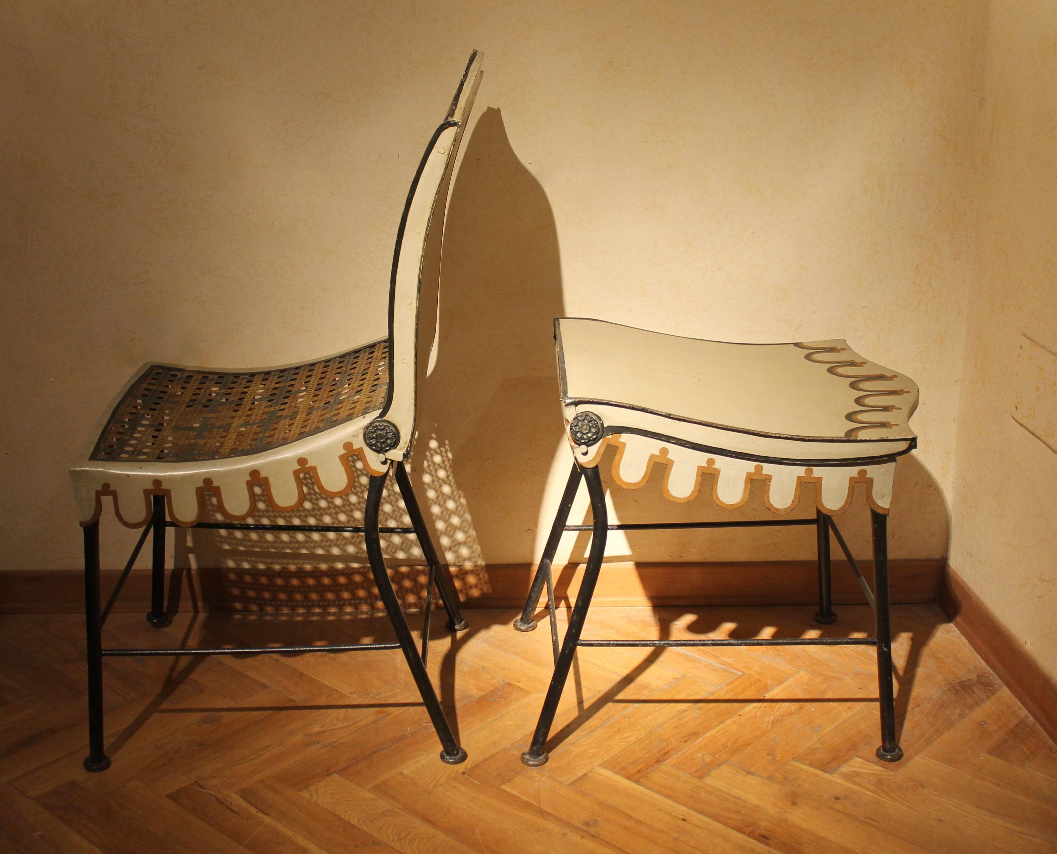 Chaises et tabourets de jardin pliants en fer peint à la main de style Art nouveau italien en vente 3
