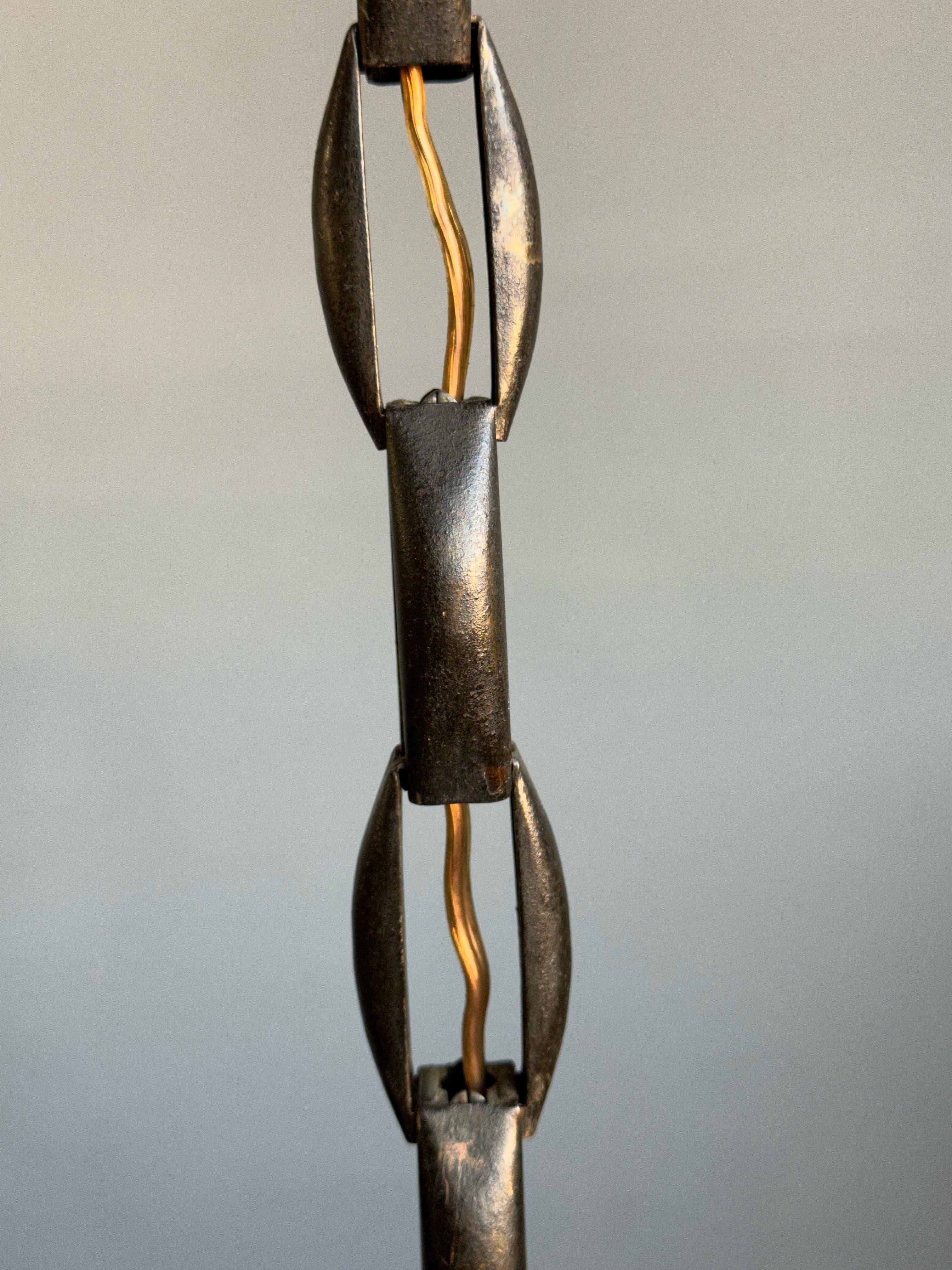 Raro ciondolo Art Deco di grandi dimensioni dei primi anni del 1900 / Luce con paralume in vetro opalino e catena in ottone in vendita 7