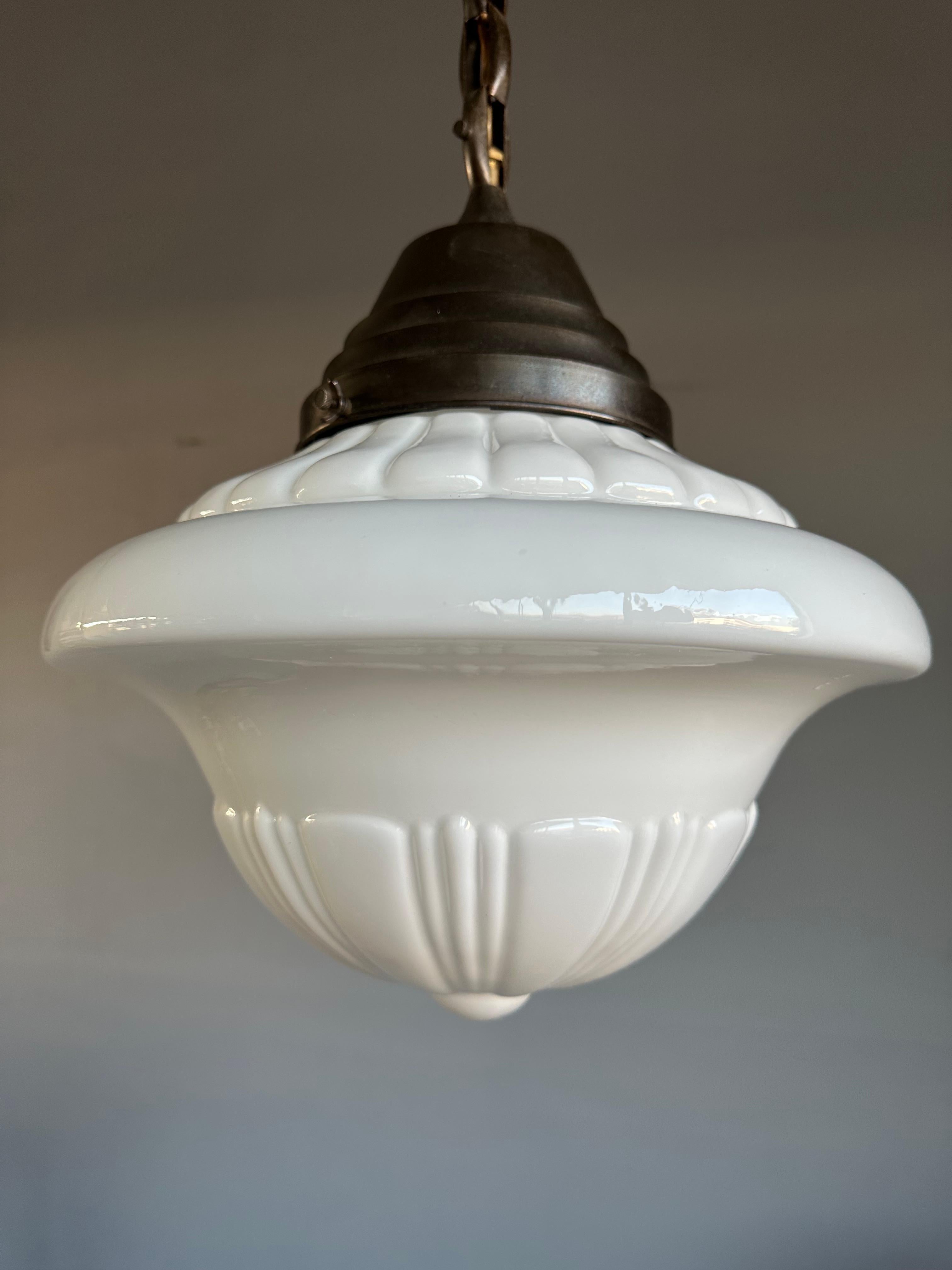 Bauhaus Raro ciondolo Art Deco di grandi dimensioni dei primi anni del 1900 / Luce con paralume in vetro opalino e catena in ottone in vendita