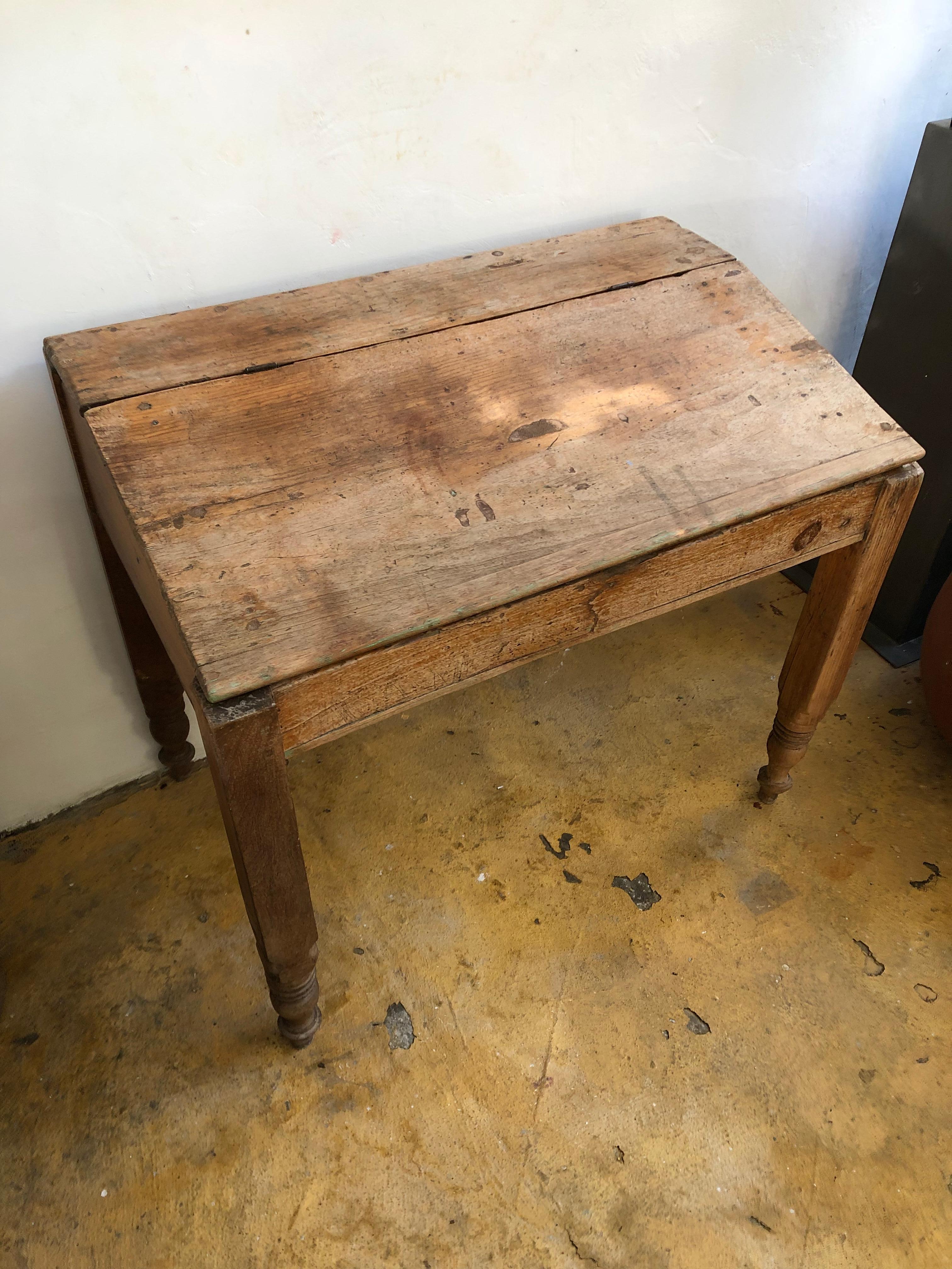 This is a unique antique school desk found in western México.
The patina of this piece, makes it perfect for decorating a contemporary space.