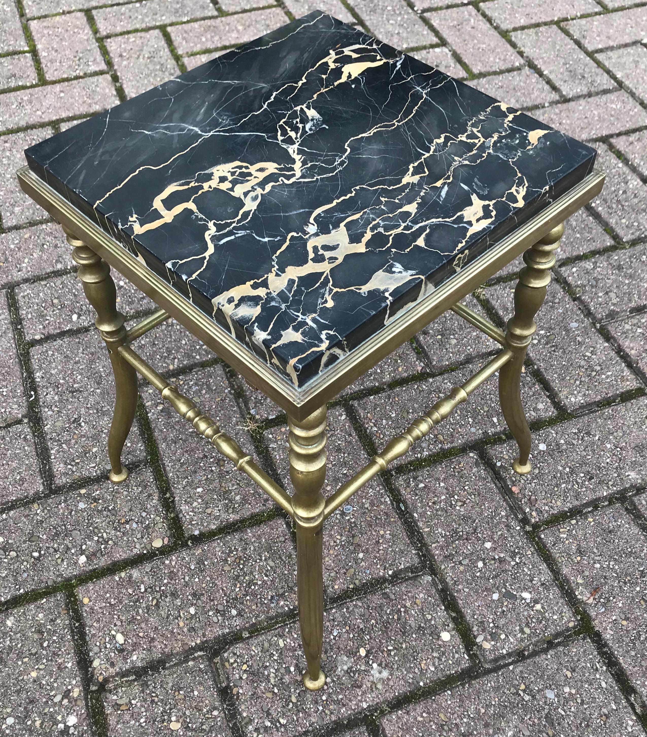 Arts & Crafts Small Size & Elegant Bronze Display Tisch / Pflanzenständer Marmorplatte im Angebot 3