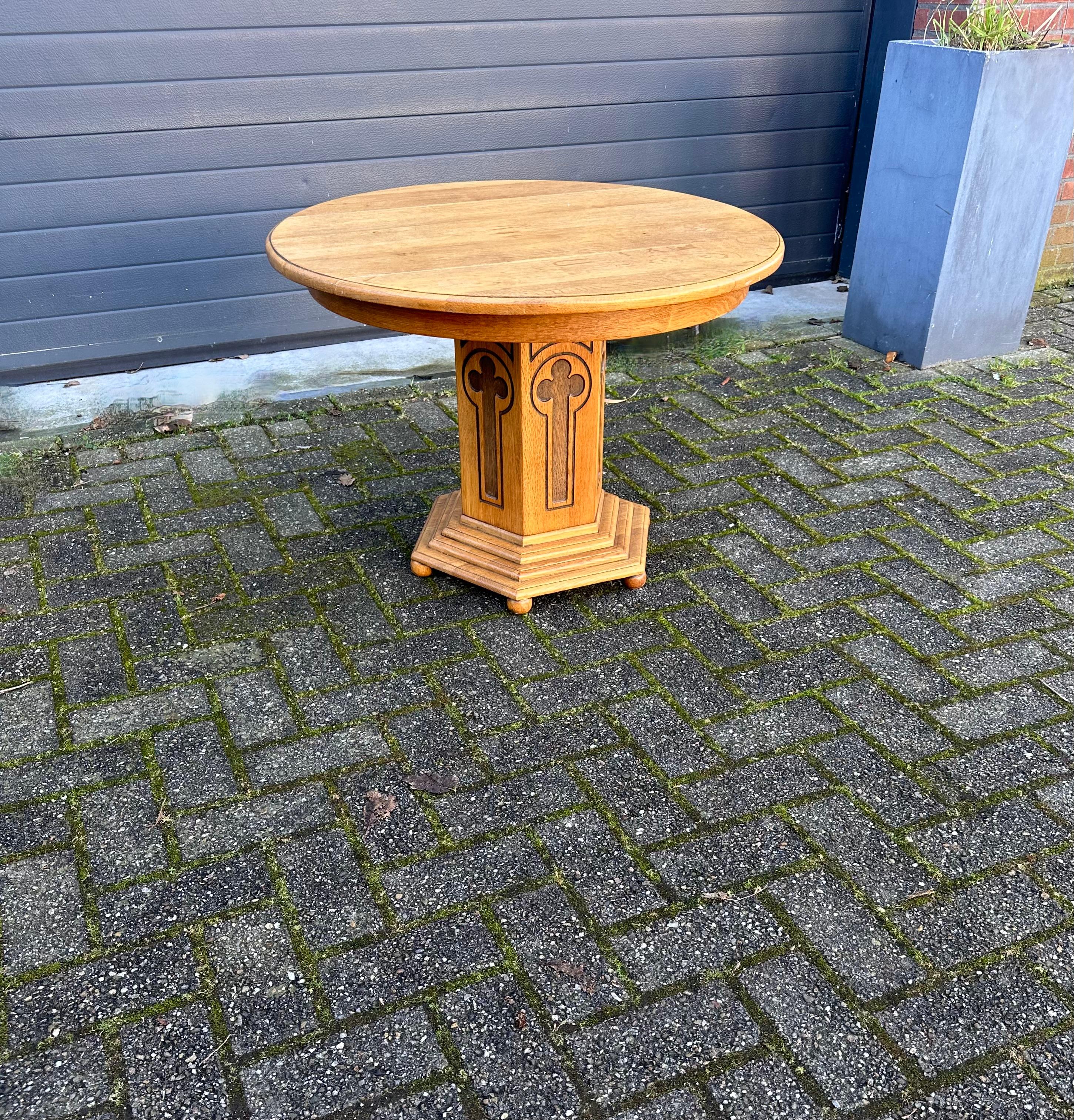 Early 1900 Solid Oak Wood Gothic Revival End Table or Coffee Table w. Round Top For Sale 9
