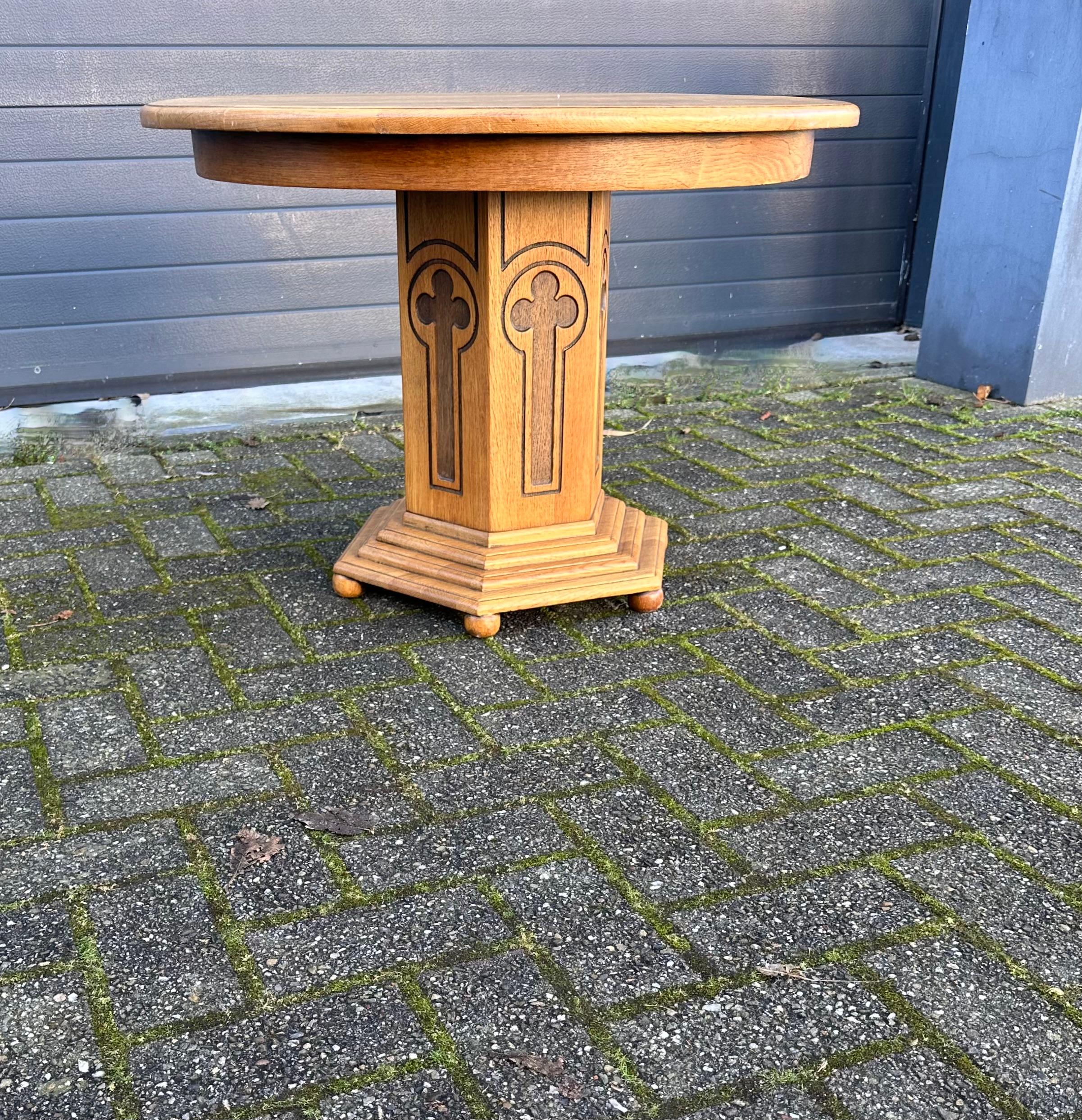 Early 1900 Solid Oak Wood Gothic Revival End Table or Coffee Table w. Round Top For Sale 10
