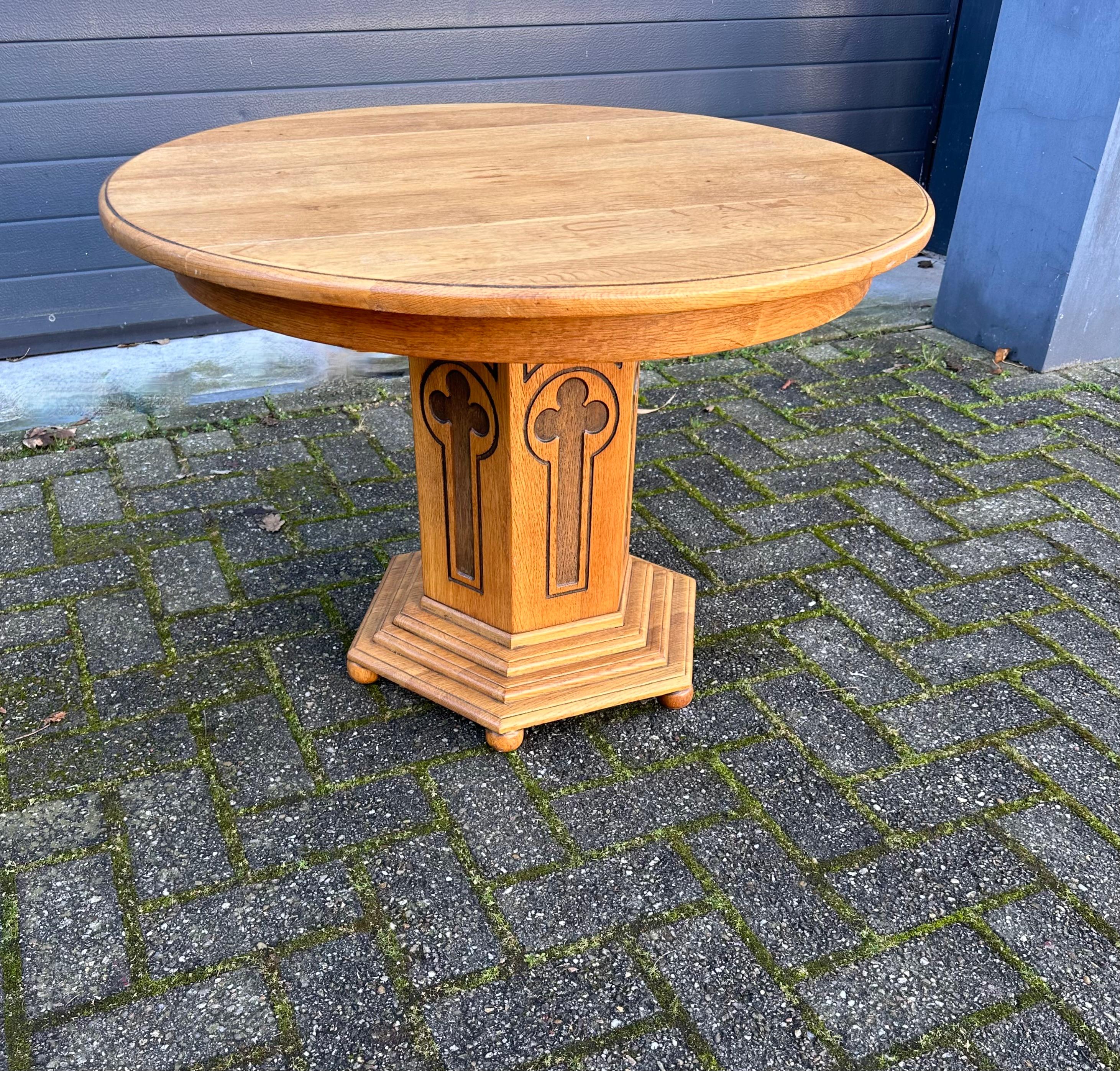 Early 1900 Solid Oak Wood Gothic Revival End Table or Coffee Table w. Round Top For Sale 11