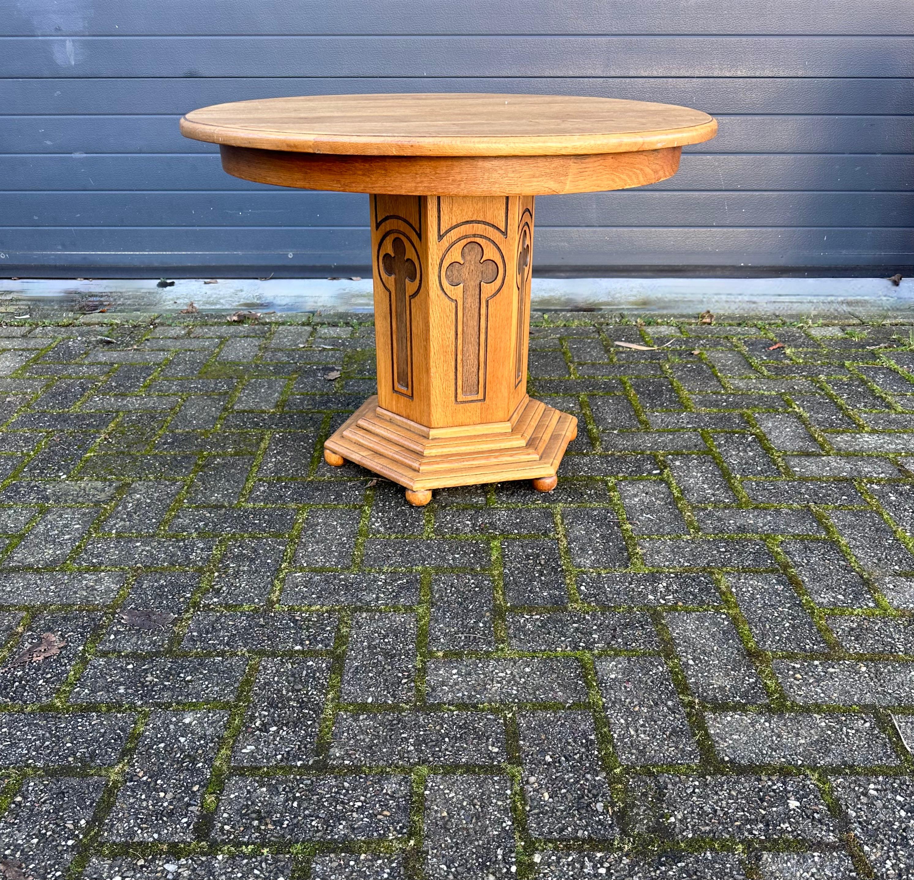 European Early 1900 Solid Oak Wood Gothic Revival End Table or Coffee Table w. Round Top For Sale