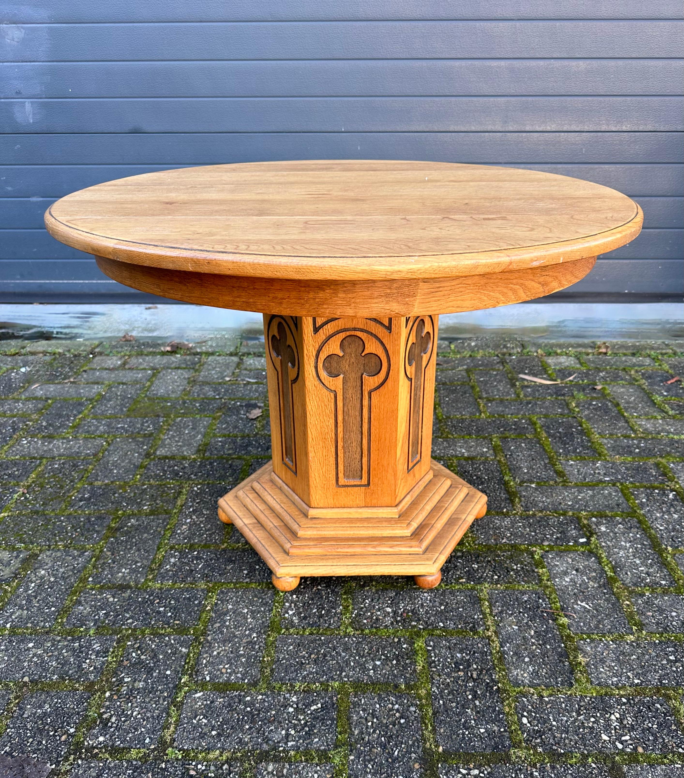 Anfang 1900 Massiv Eiche Wood Gothic Revival End Tabelle oder Couchtisch w. Runder Kreisel (Handgeschnitzt) im Angebot