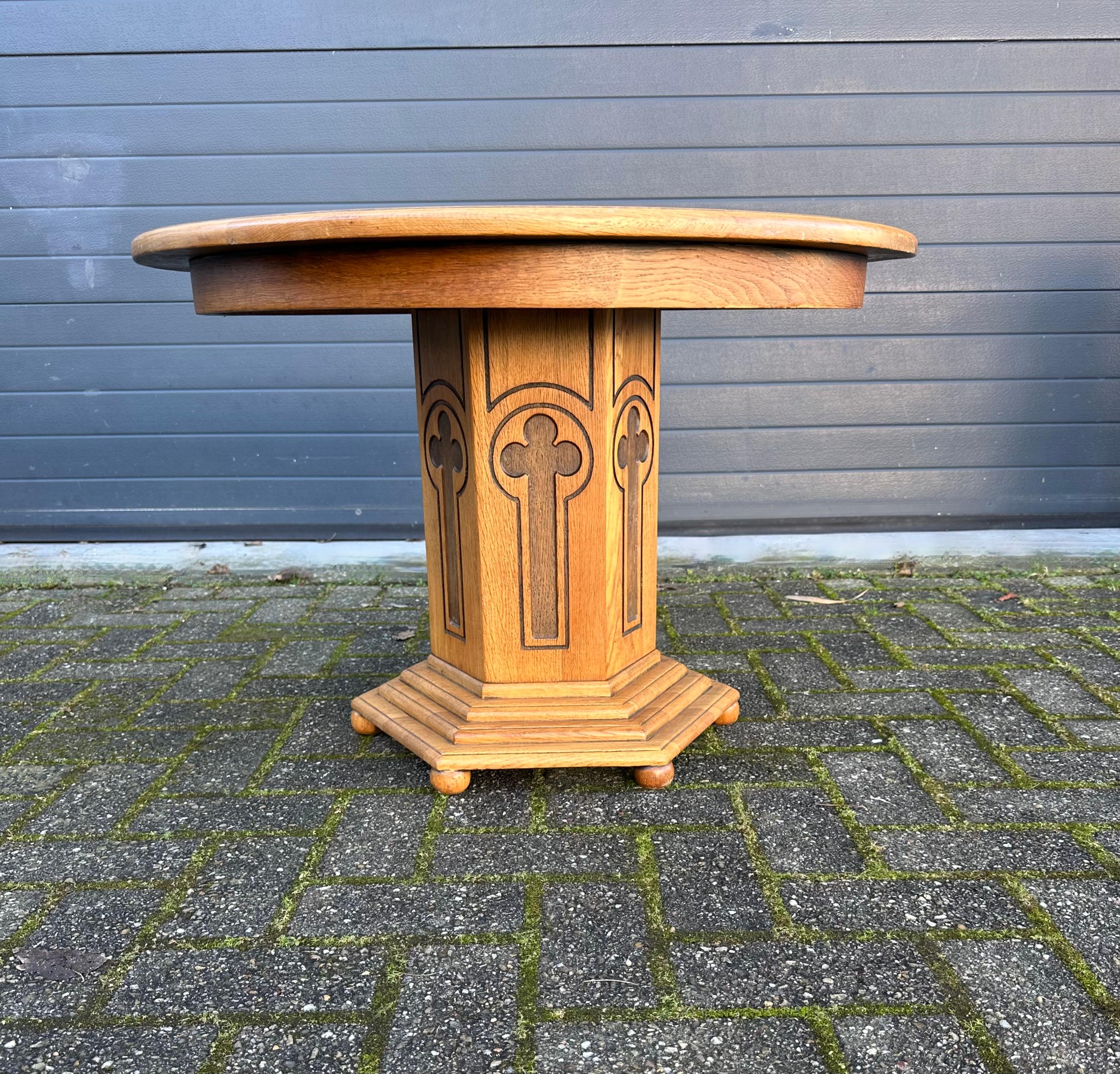 20th Century Early 1900 Solid Oak Wood Gothic Revival End Table or Coffee Table w. Round Top For Sale